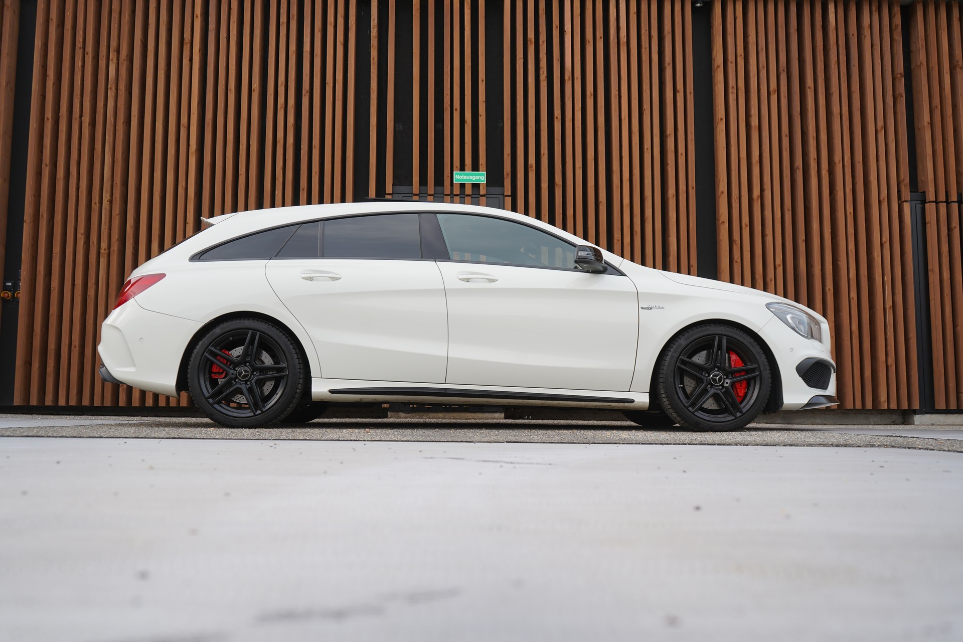 MERCEDES-BENZ CLA SHOOTING BRAKE 45 AMG NIGHT 4MATIC SPEEDSHIFT l 381 PS-image-2