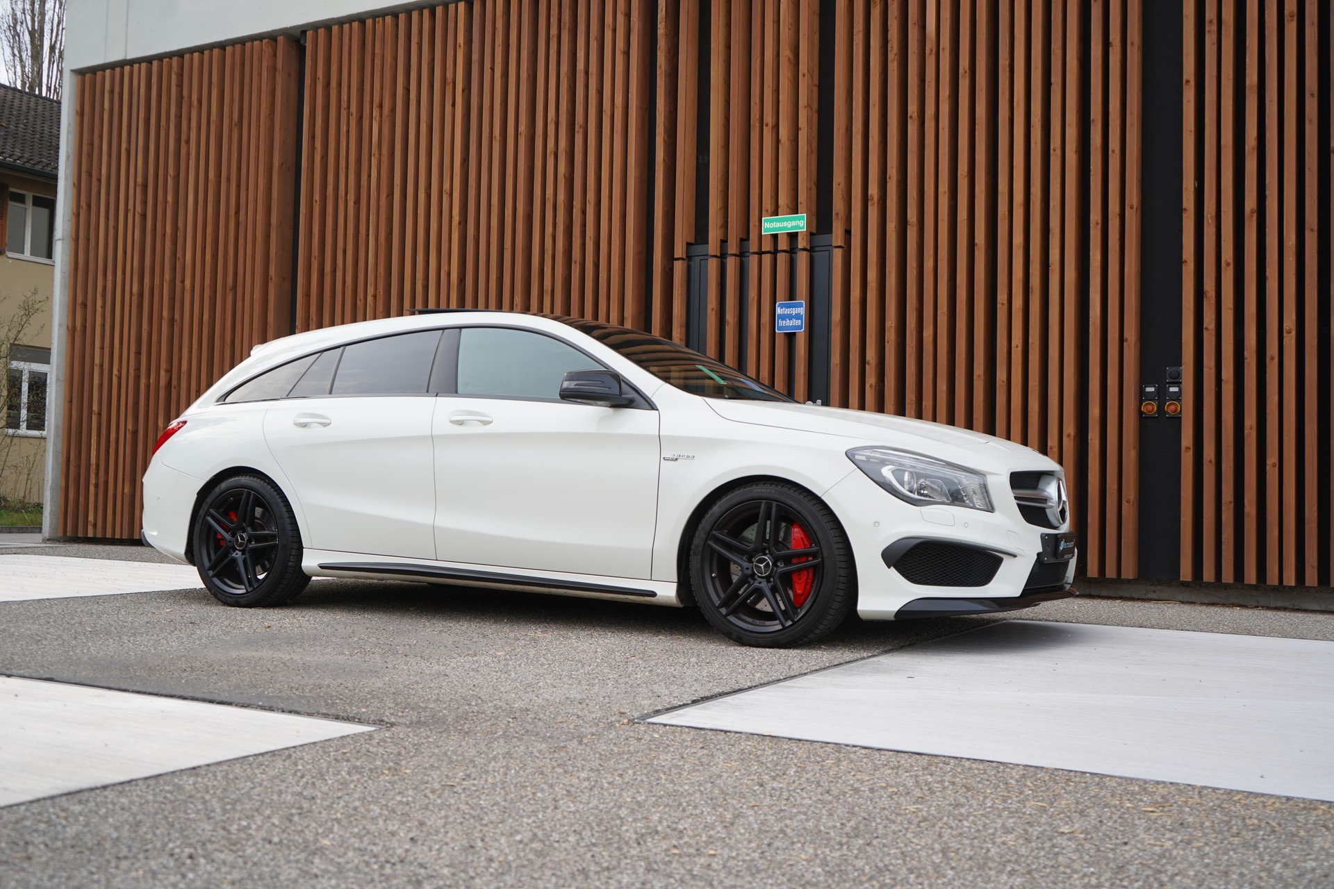 MERCEDES-BENZ CLA SHOOTING BRAKE 45 AMG NIGHT 4MATIC SPEEDSHIFT l 381 PS-image-9
