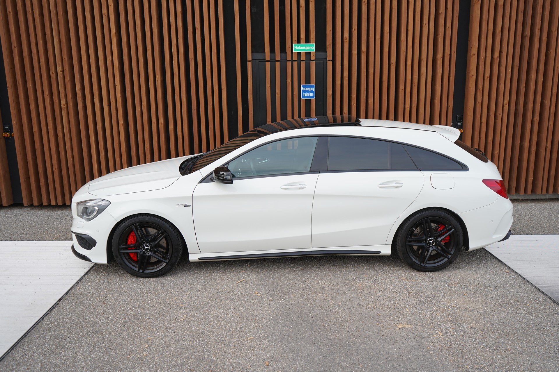 MERCEDES-BENZ CLA SHOOTING BRAKE 45 AMG NIGHT 4MATIC SPEEDSHIFT l 381 PS-image-5