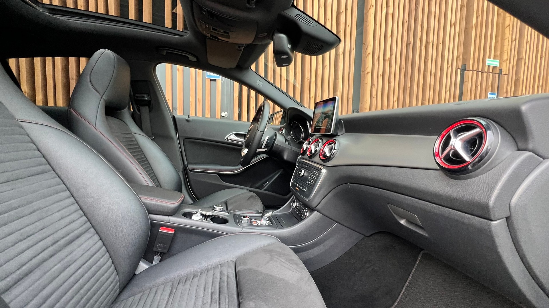 MERCEDES-BENZ CLA SHOOTING BRAKE 45 AMG NIGHT 4MATIC SPEEDSHIFT l 381 PS-image-24