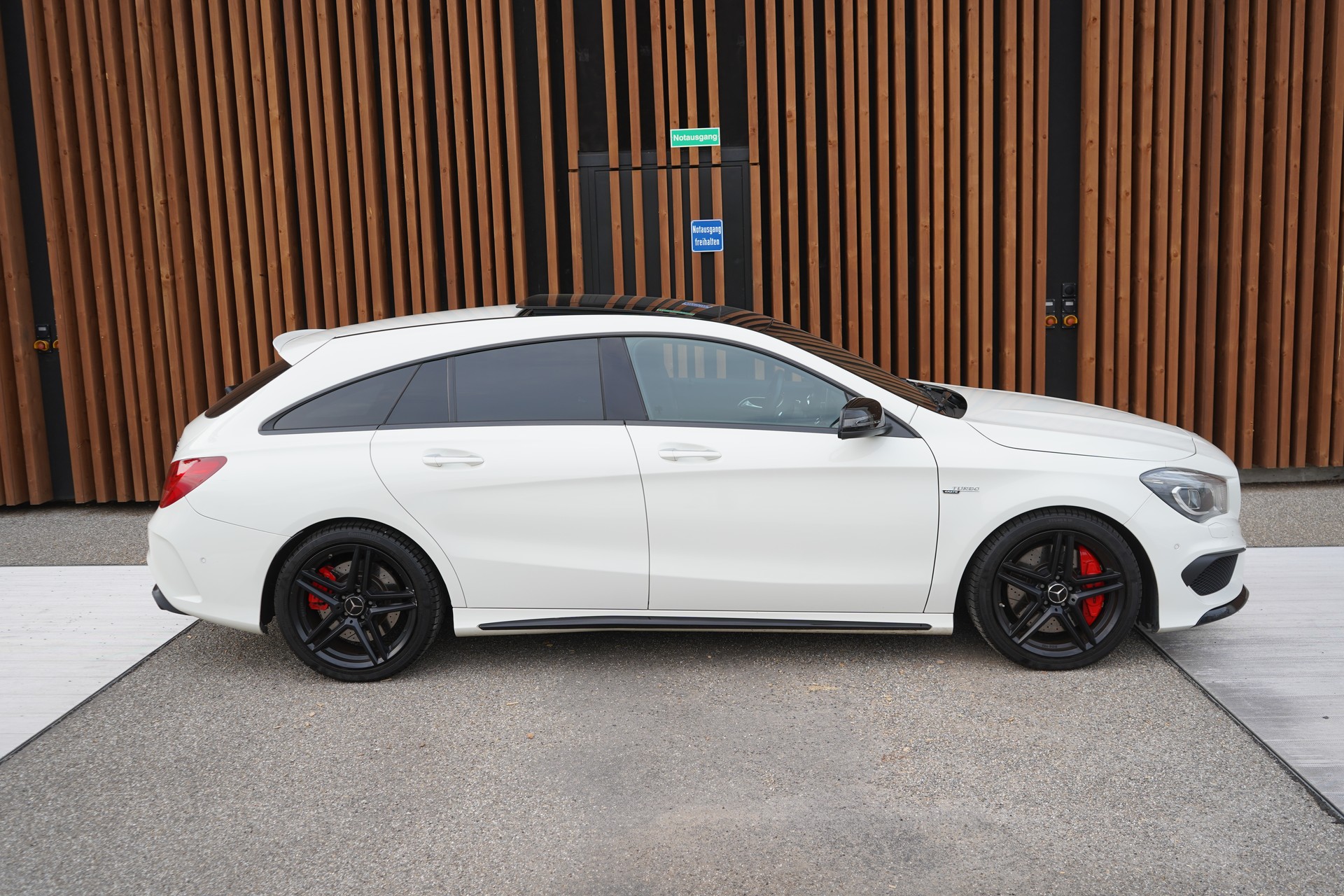 MERCEDES-BENZ CLA SHOOTING BRAKE 45 AMG NIGHT 4MATIC SPEEDSHIFT l 381 PS-image-4