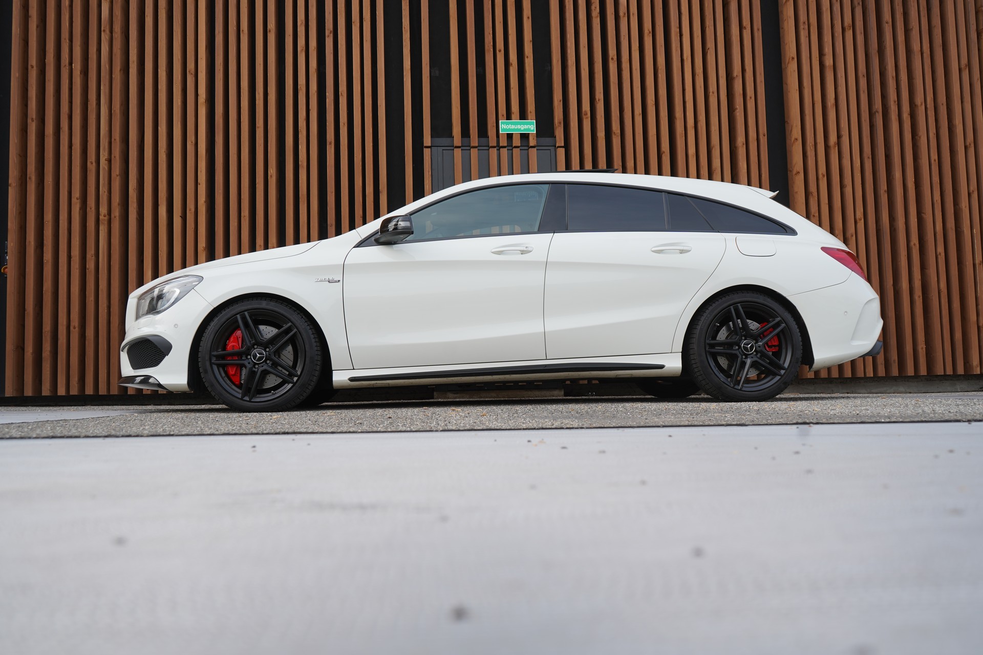 MERCEDES-BENZ CLA SHOOTING BRAKE 45 AMG NIGHT 4MATIC SPEEDSHIFT l 381 PS-image-3