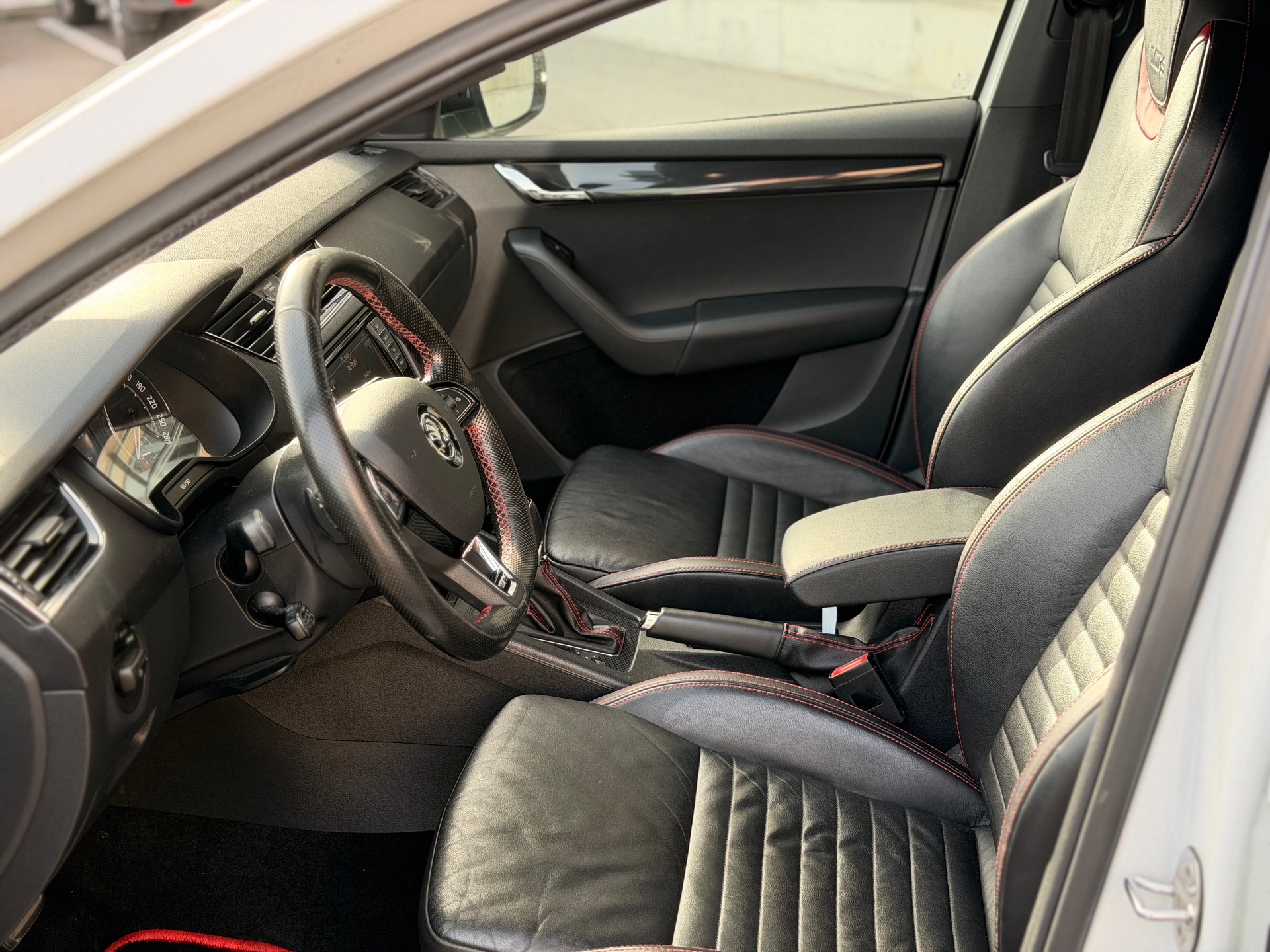SKODA Octavia Combi 2.0 TDI RS DSG-image-17