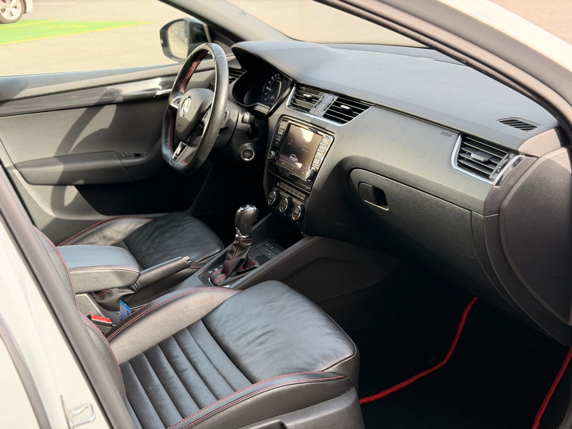 SKODA Octavia Combi 2.0 TDI RS DSG-image-28