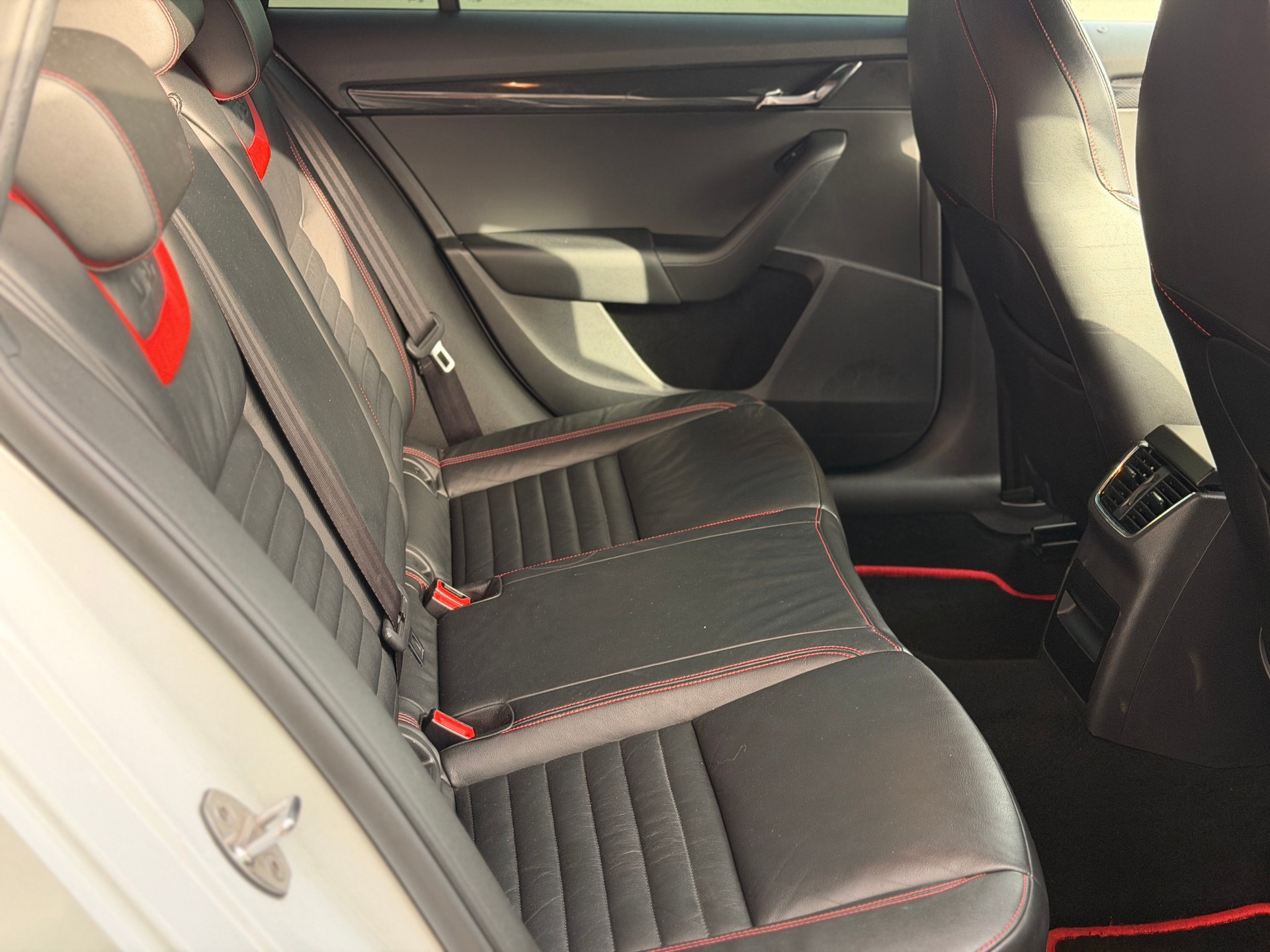 SKODA Octavia Combi 2.0 TDI RS DSG-image-24