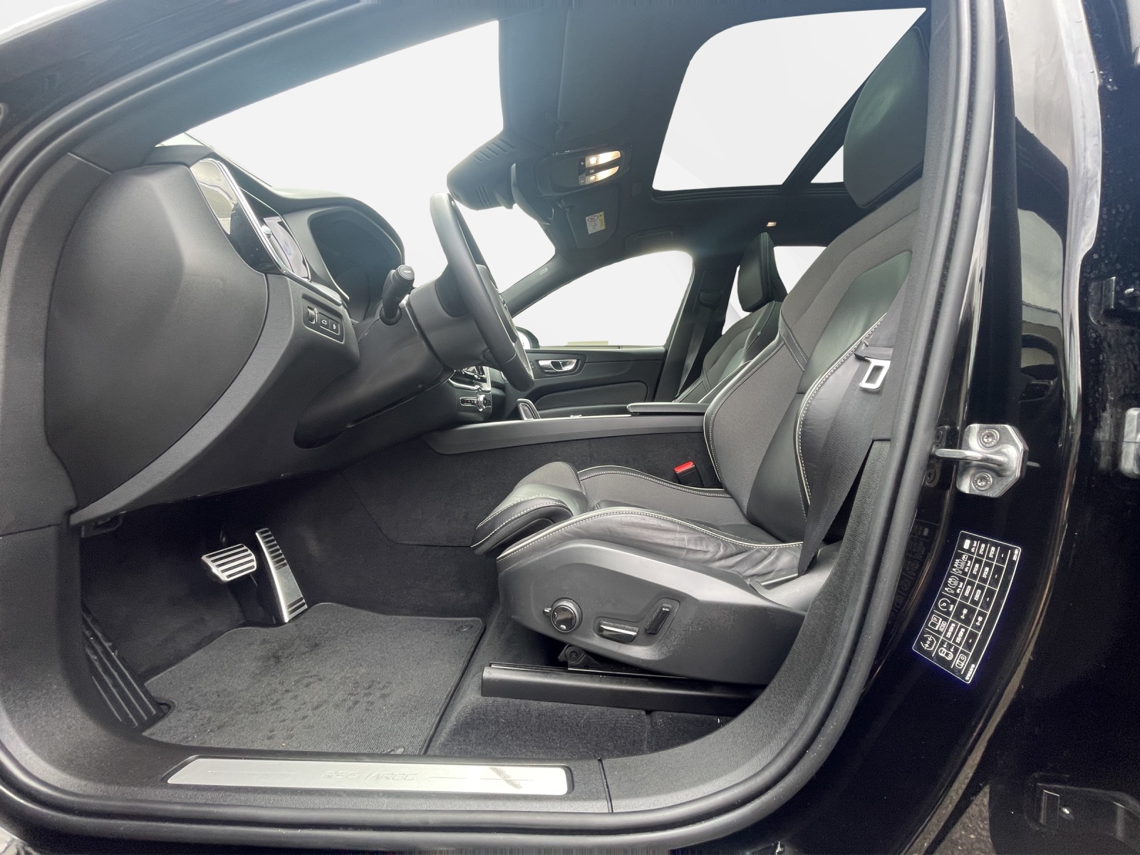 VOLVO XC60 2.0 T6 TE R-Design eAWD-image-9