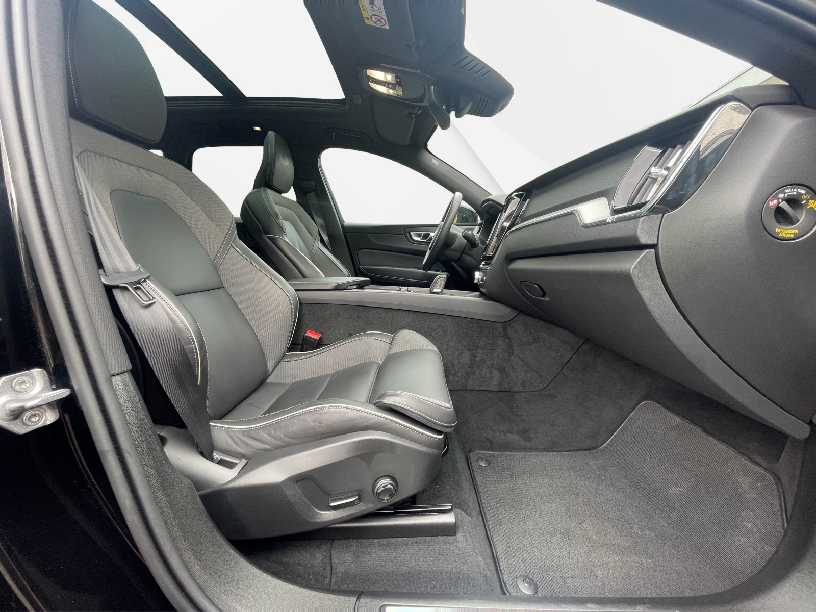 VOLVO XC60 2.0 T6 TE R-Design eAWD-image-16