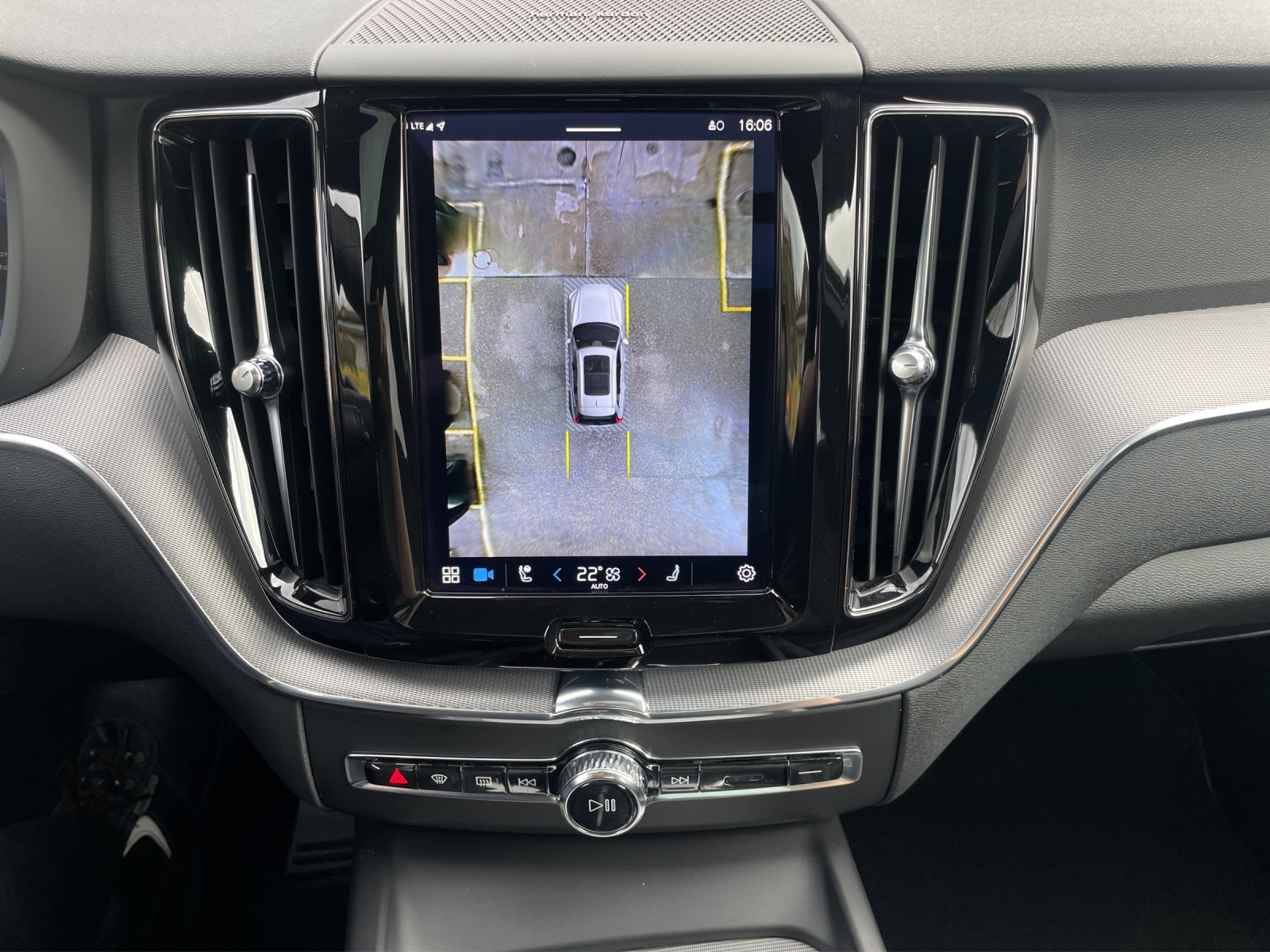 VOLVO XC60 2.0 T6 TE R-Design eAWD-image-12
