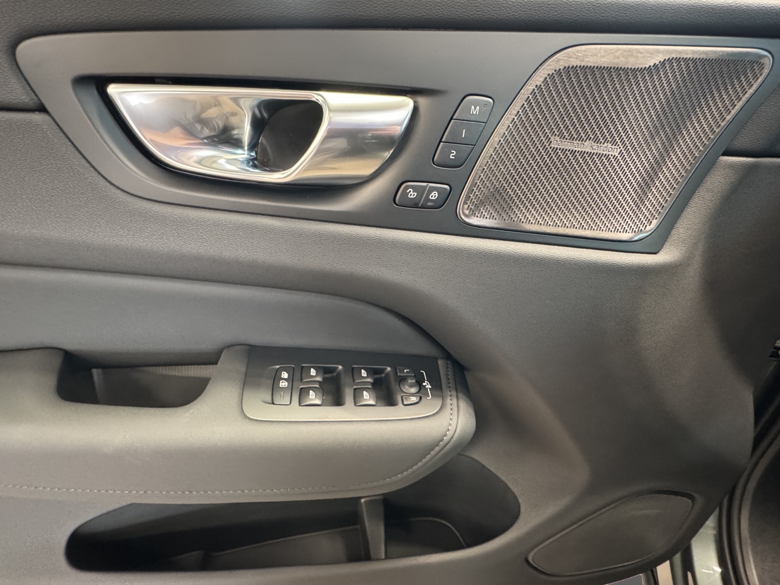 VOLVO XC60 2.0 T8 TE Ultra Dark eAWD-image-12