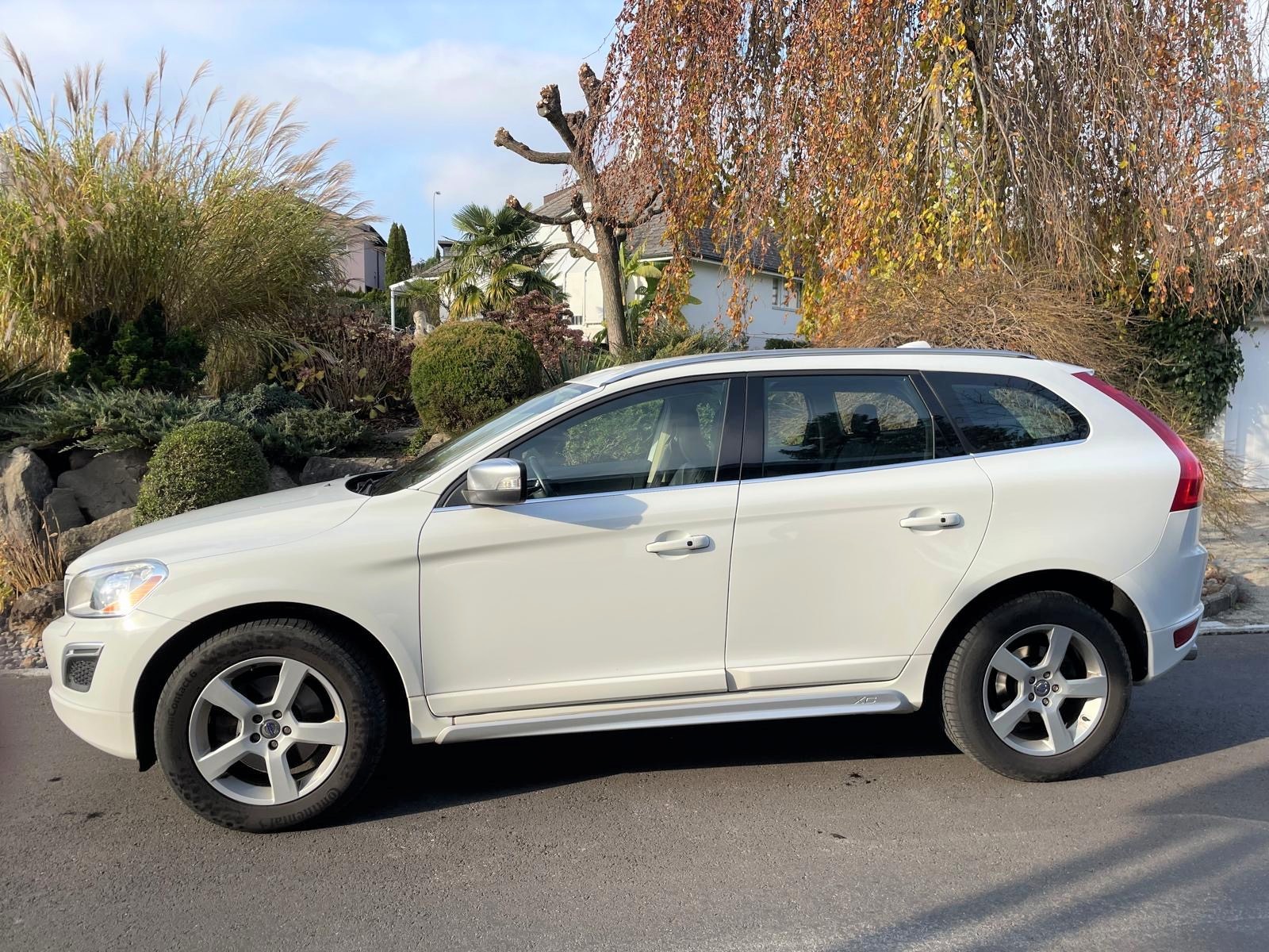 VOLVO XC60 D4 AWD R-Design Geartronic-image-2