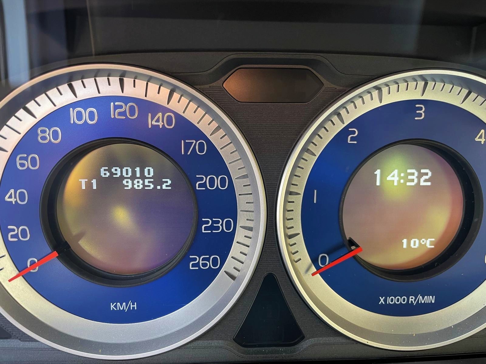 VOLVO XC60 D4 AWD R-Design Geartronic-image-5