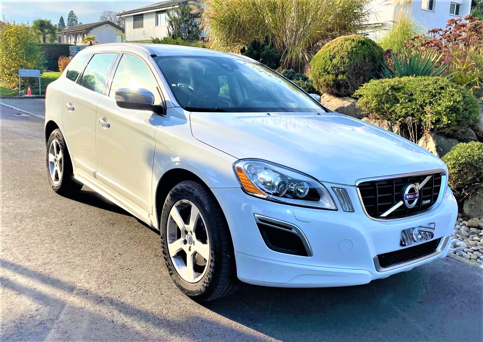 VOLVO XC60 D4 AWD R-Design Geartronic-image-0