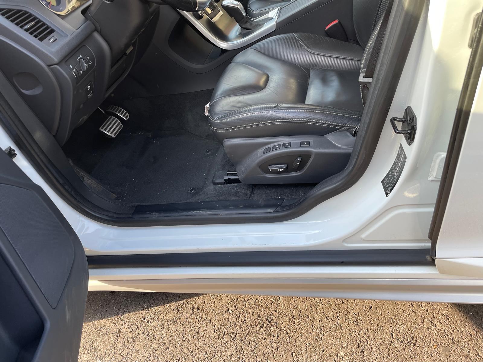 VOLVO XC60 D4 AWD R-Design Geartronic-image-6