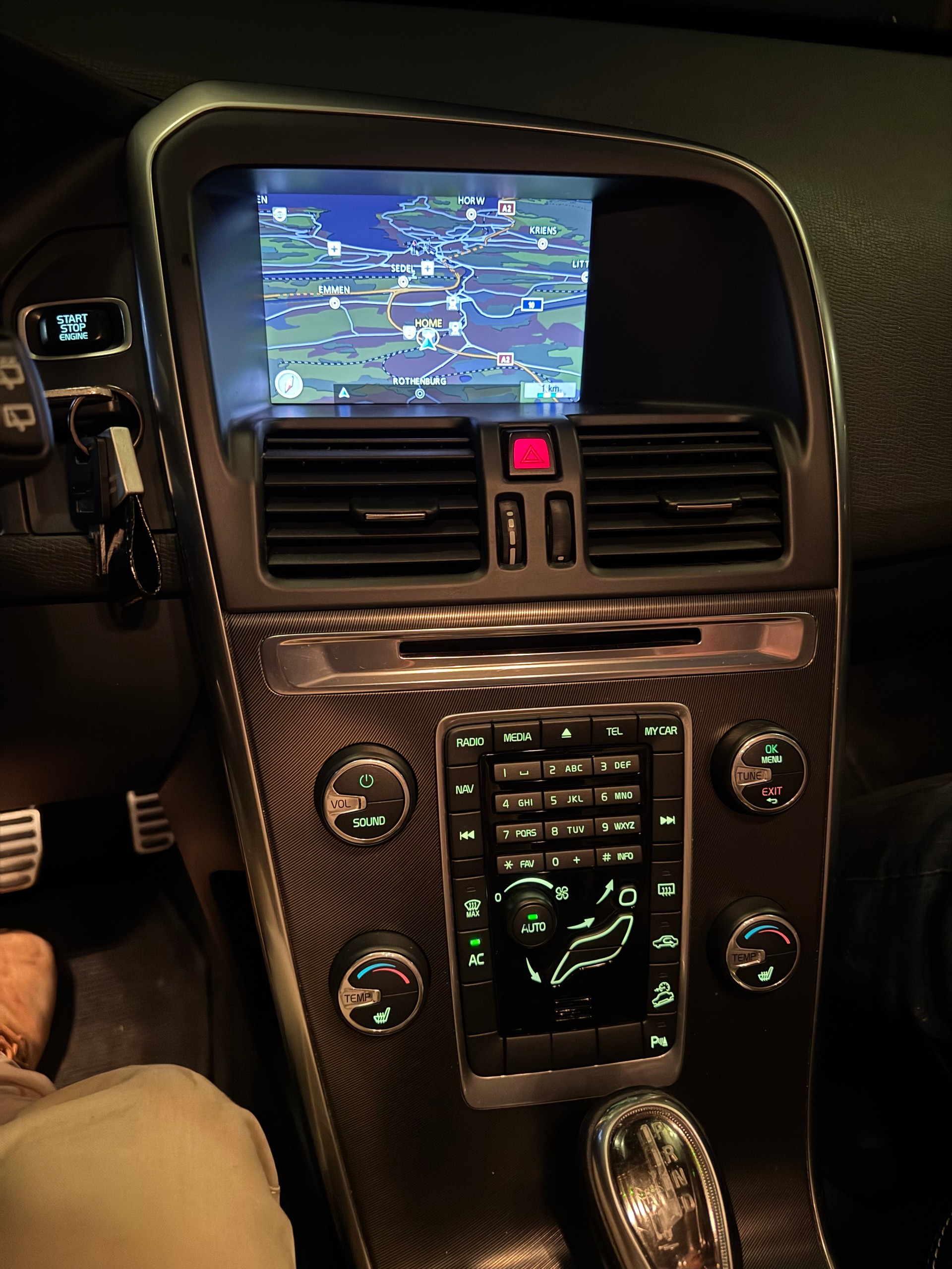 VOLVO XC60 D4 AWD R-Design Geartronic-image-3