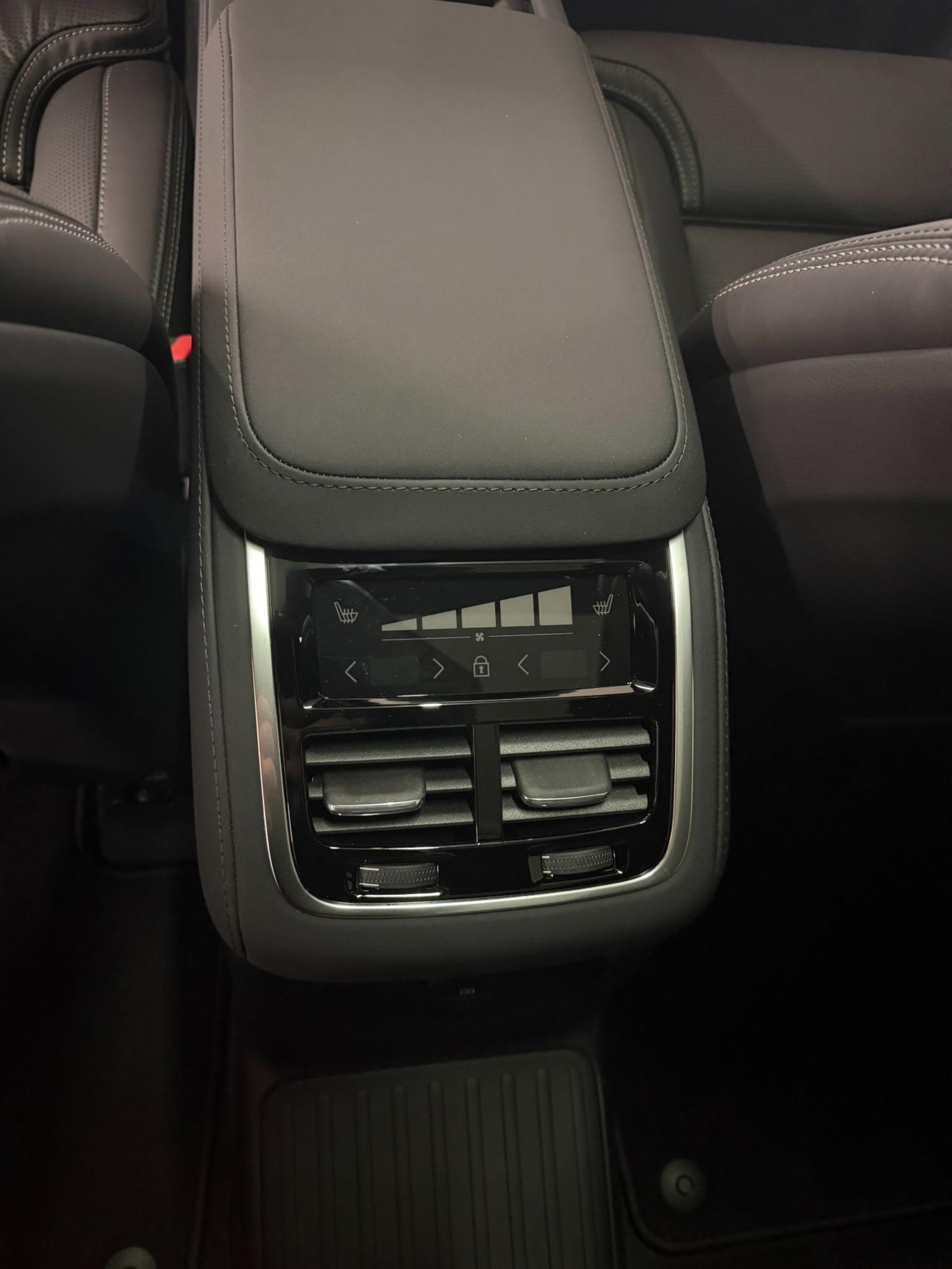 VOLVO XC90 T8 eAWD PluginHybrid Black Edition Geartronic-image-11