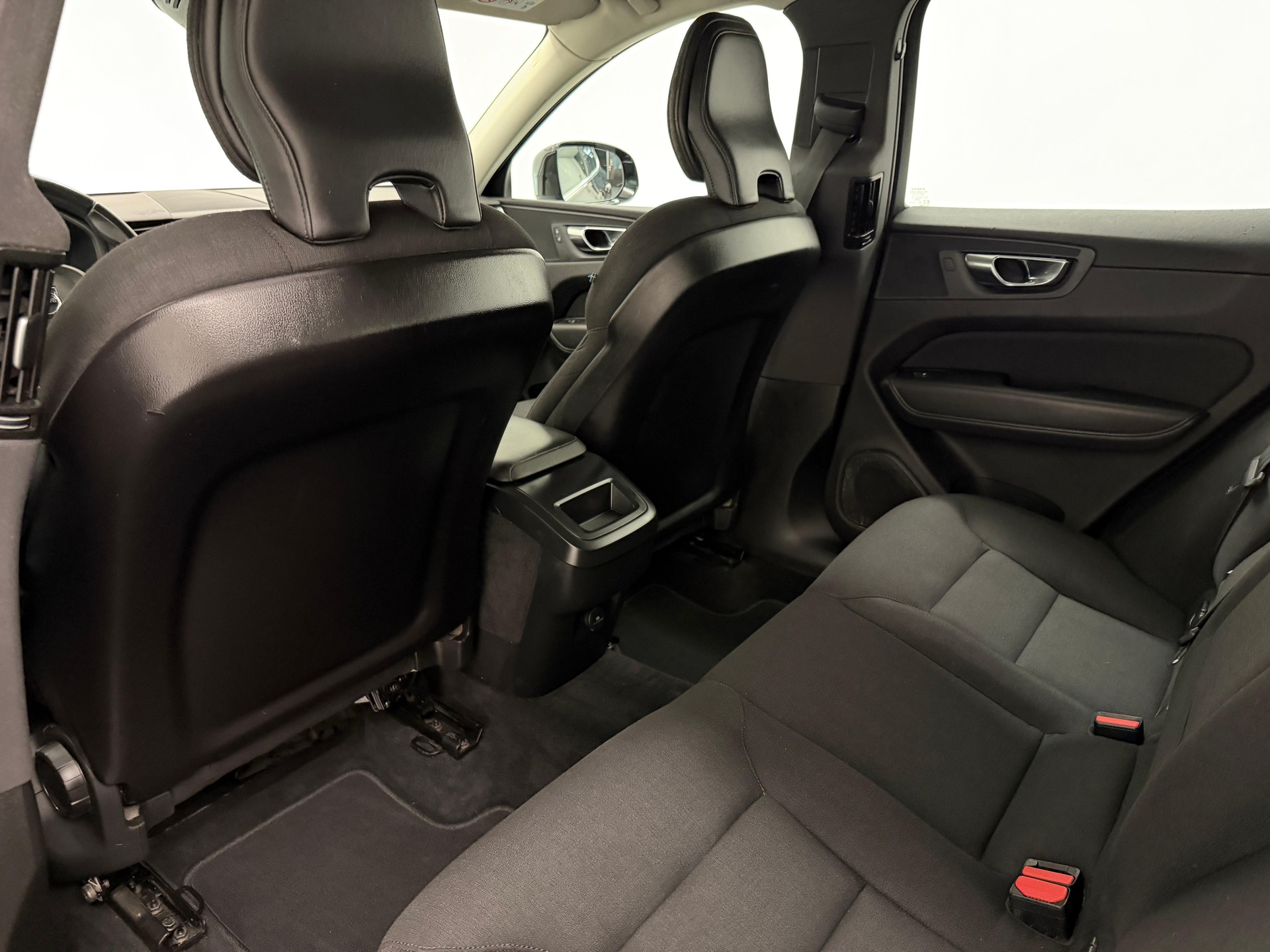 VOLVO XC60 2.0 B4 MH Momentum AWD-image-11