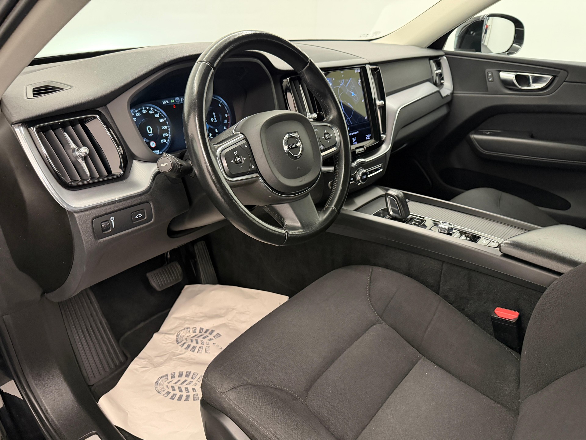 VOLVO XC60 2.0 B4 MH Momentum AWD-image-9