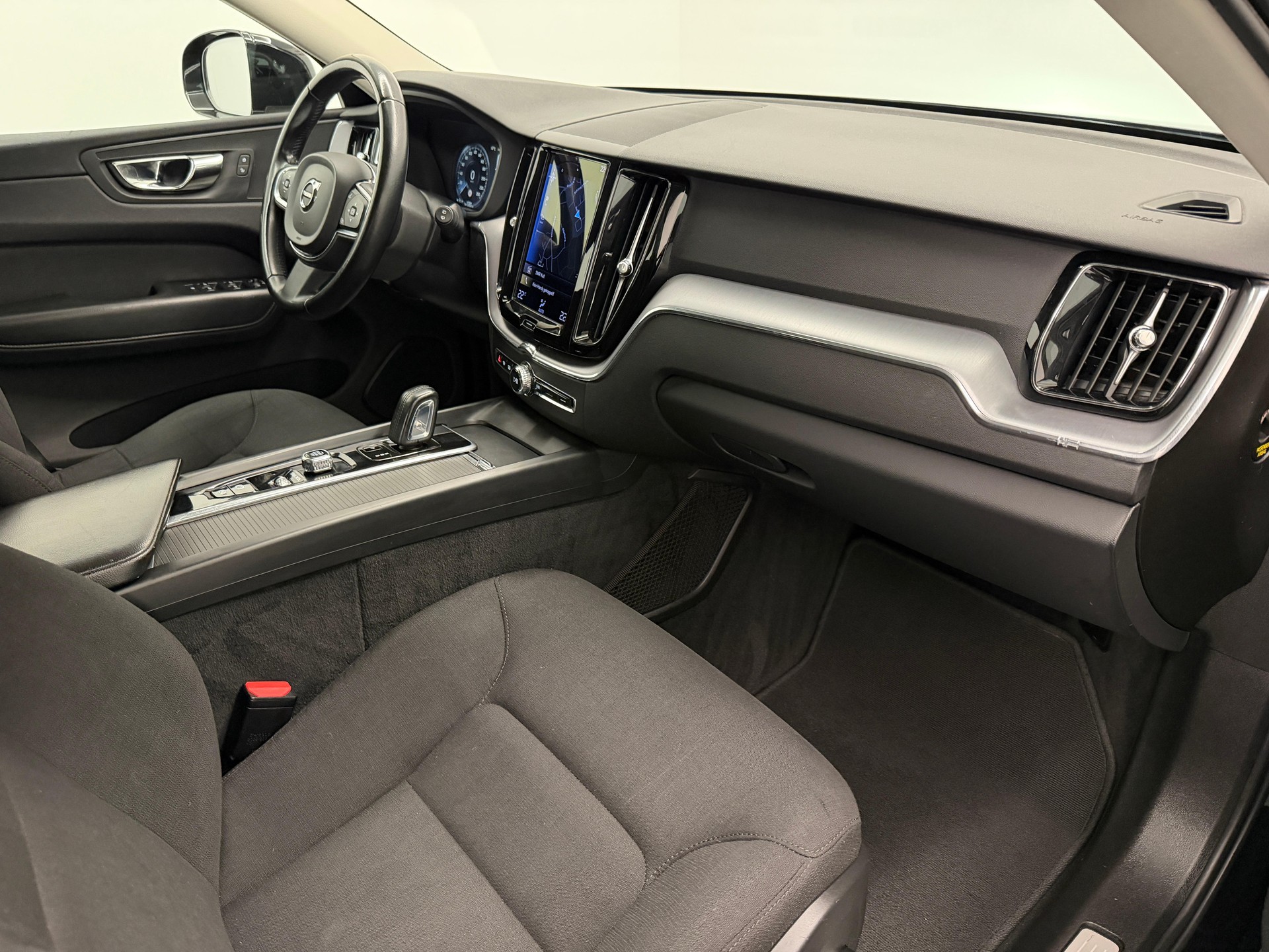 VOLVO XC60 2.0 B4 MH Momentum AWD-image-10