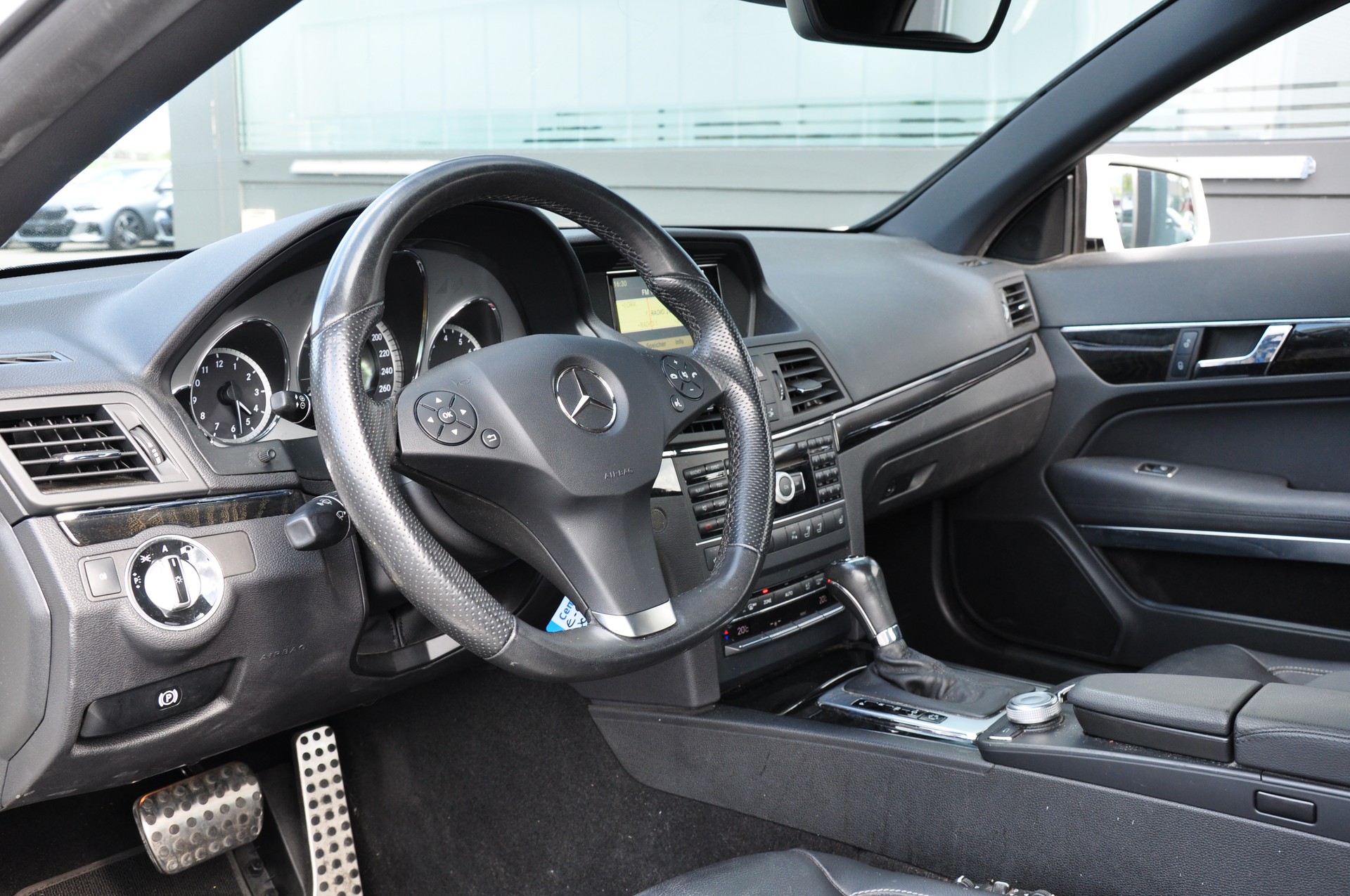 MERCEDES-BENZ E 250 CGI BlueEfficiency Automatic-image-11