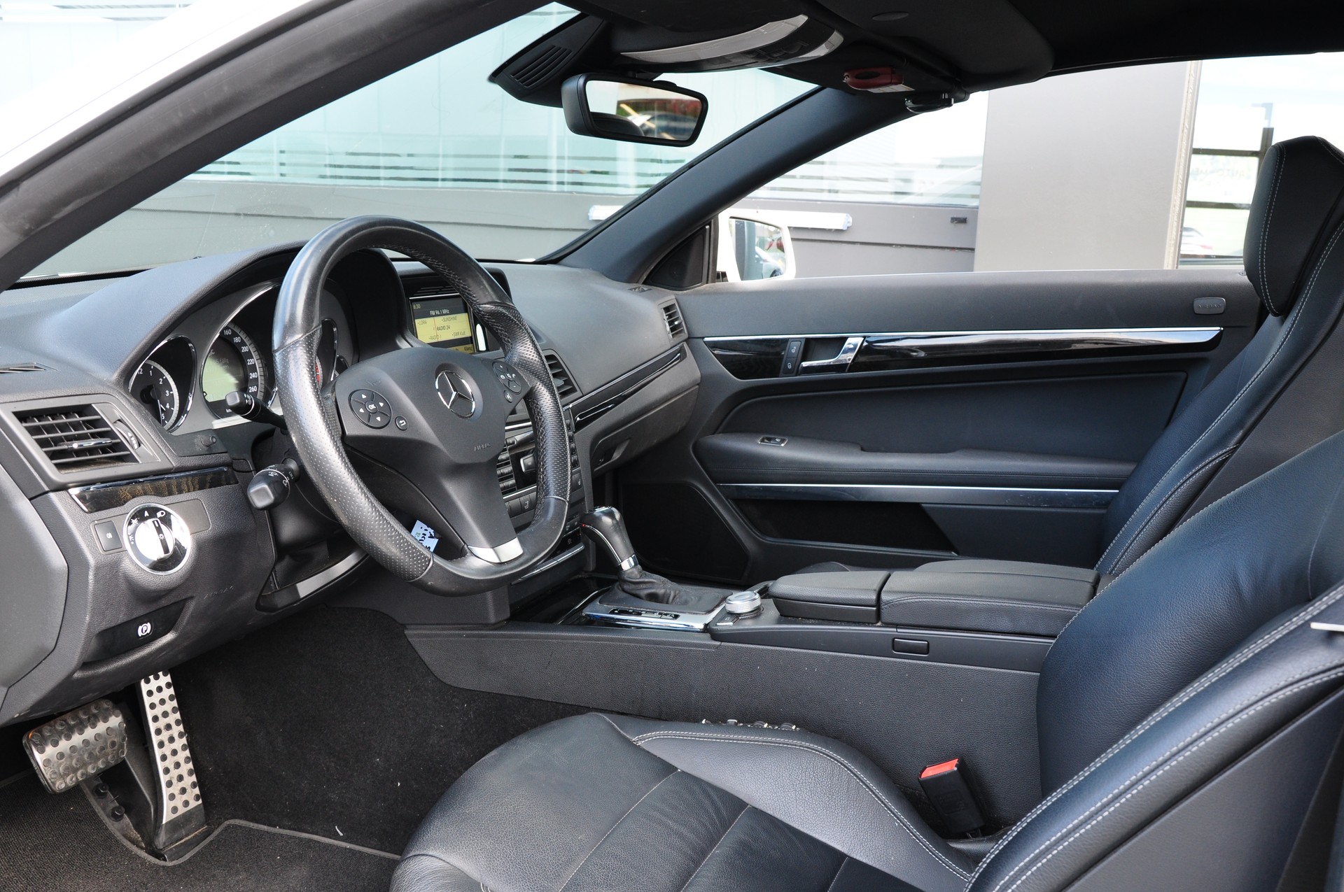 MERCEDES-BENZ E 250 CGI BlueEfficiency Automatic-image-10
