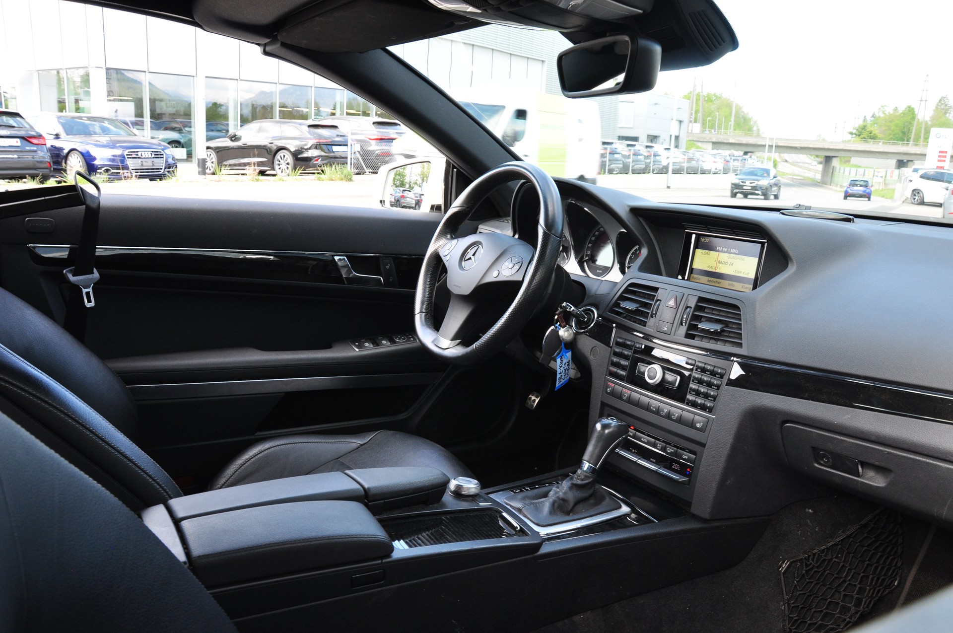 MERCEDES-BENZ E 250 CGI BlueEfficiency Automatic-image-14