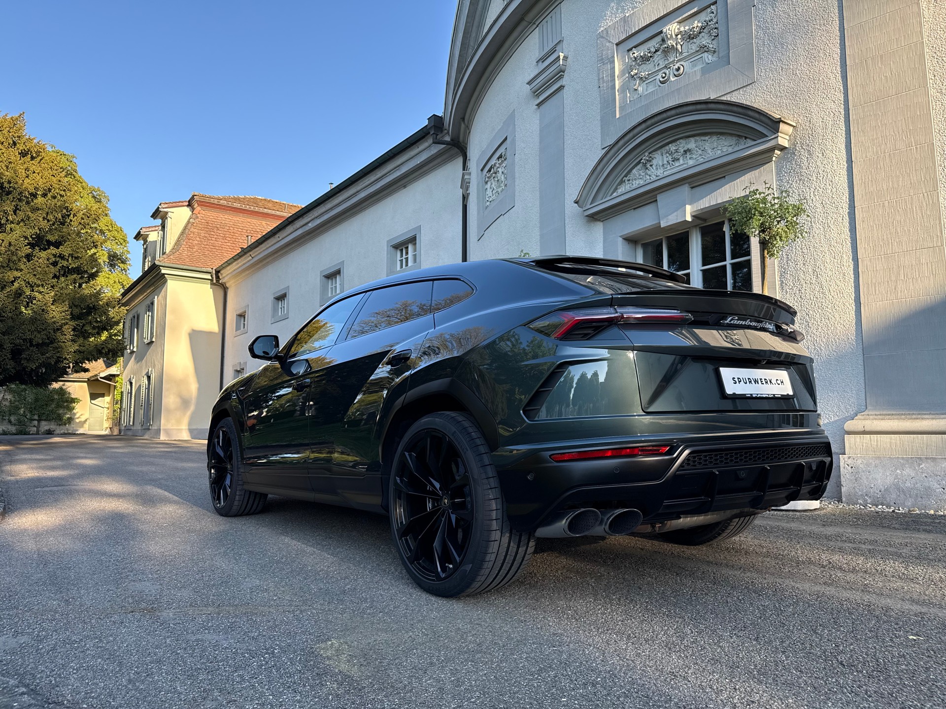 LAMBORGHINI Urus E-Gear-showroom-element-3