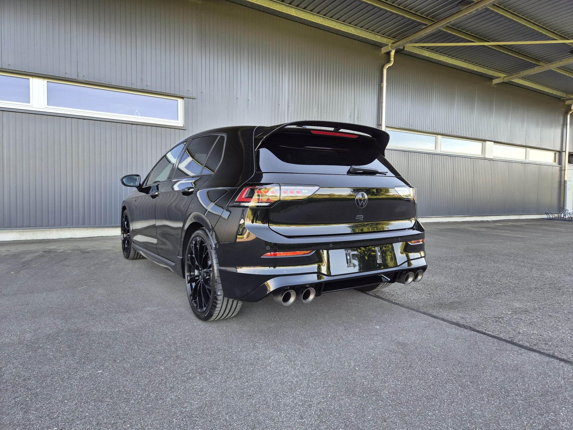 VW 2.0 TSI R Black Edition DSG 4motion-image-1