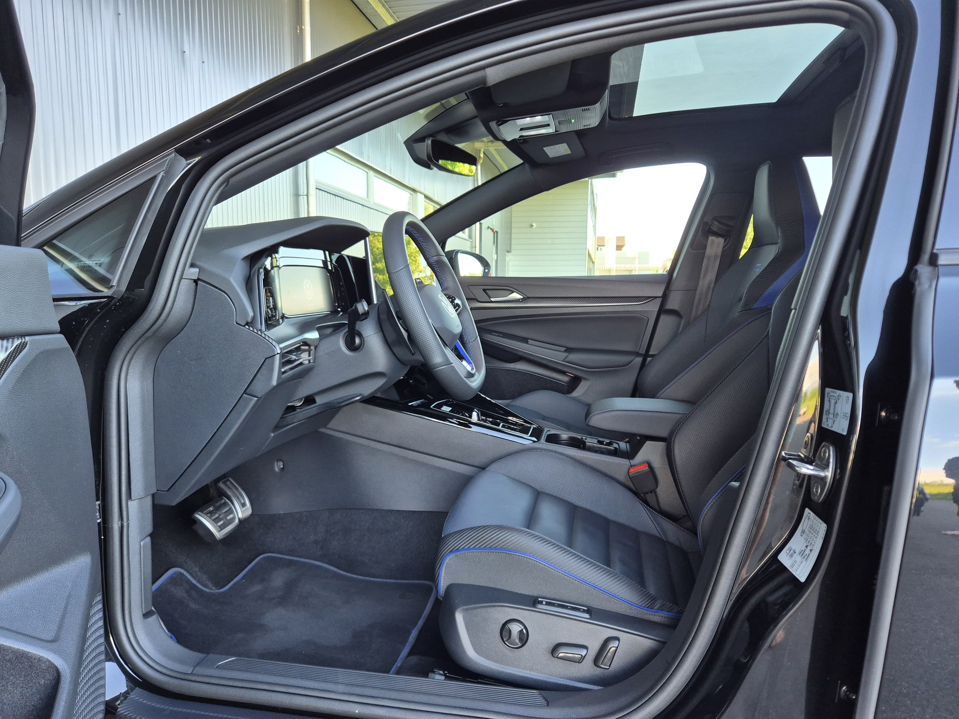 VW 2.0 TSI R Black Edition DSG 4motion-image-3