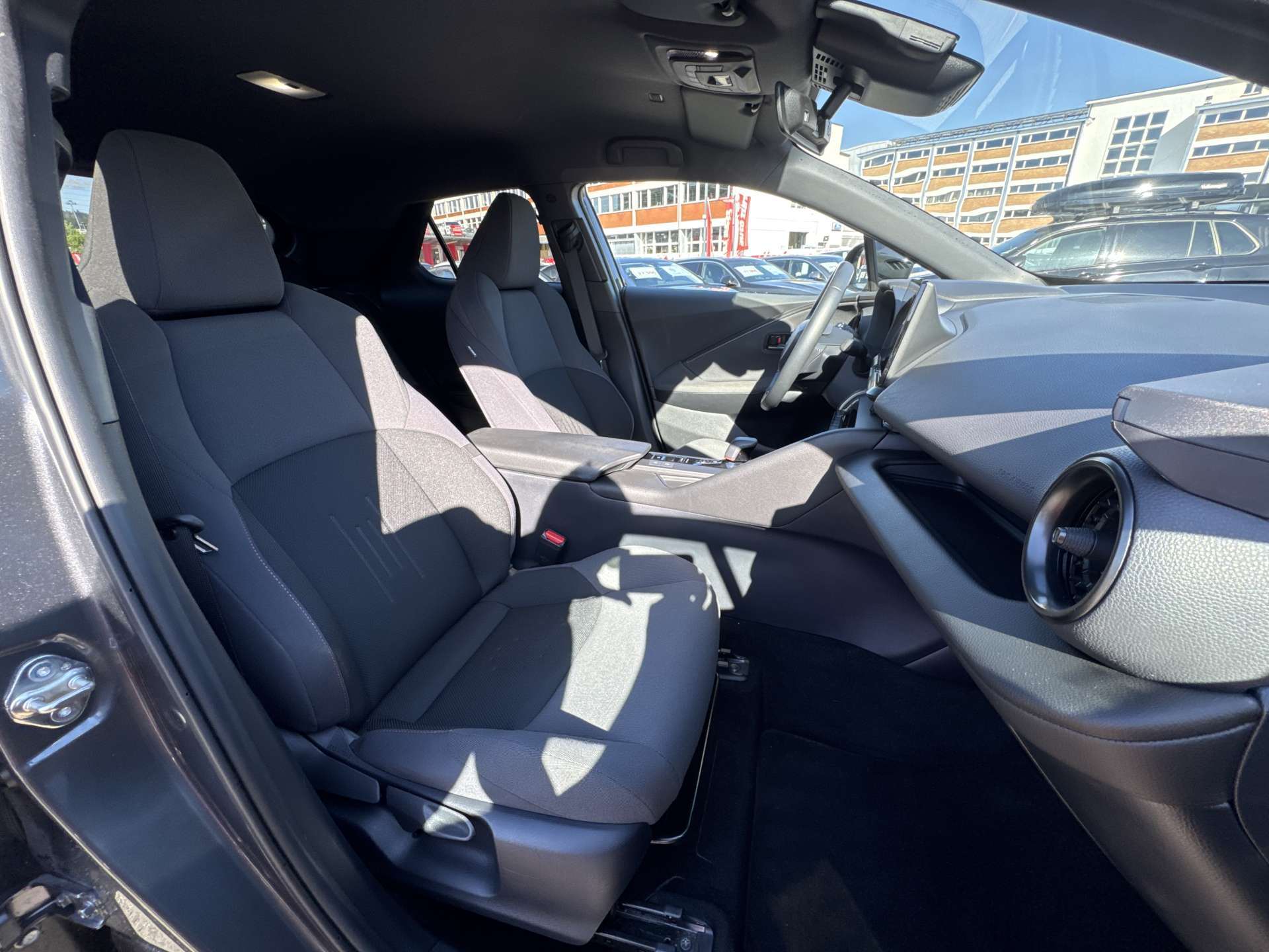 TOYOTA C-HR 1.8 HSD Trend CVT-Automat-image-12