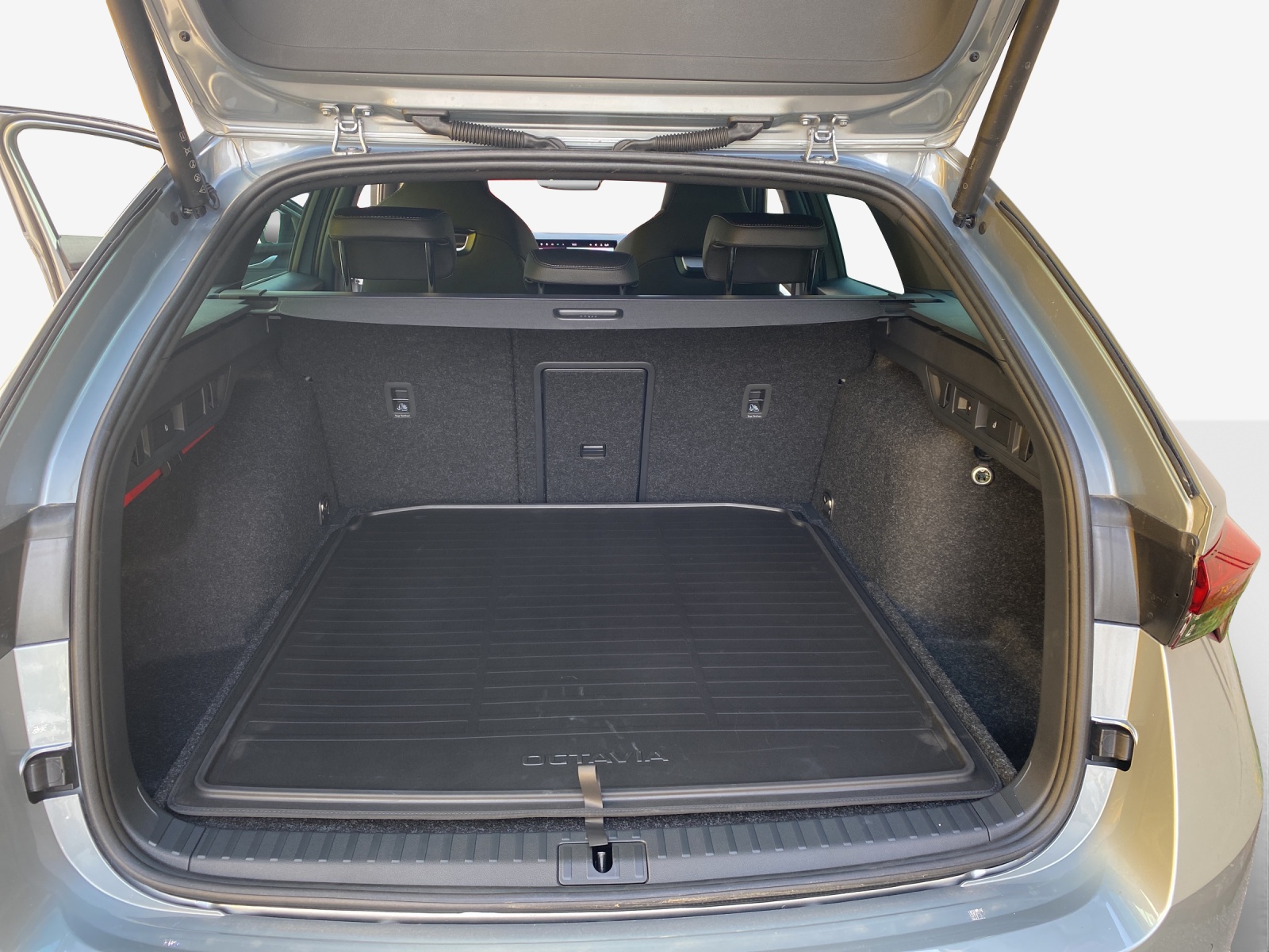 SKODA Octavia Combi 1.5 TSI mHEV DSG Sport Line-image-12
