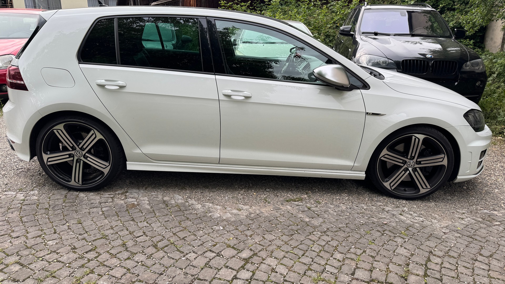 VW Golf 2.0 TSI R 4Motion-image-2