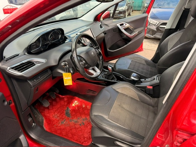 PEUGEOT 2008 1.2 PureTech Style-image-12