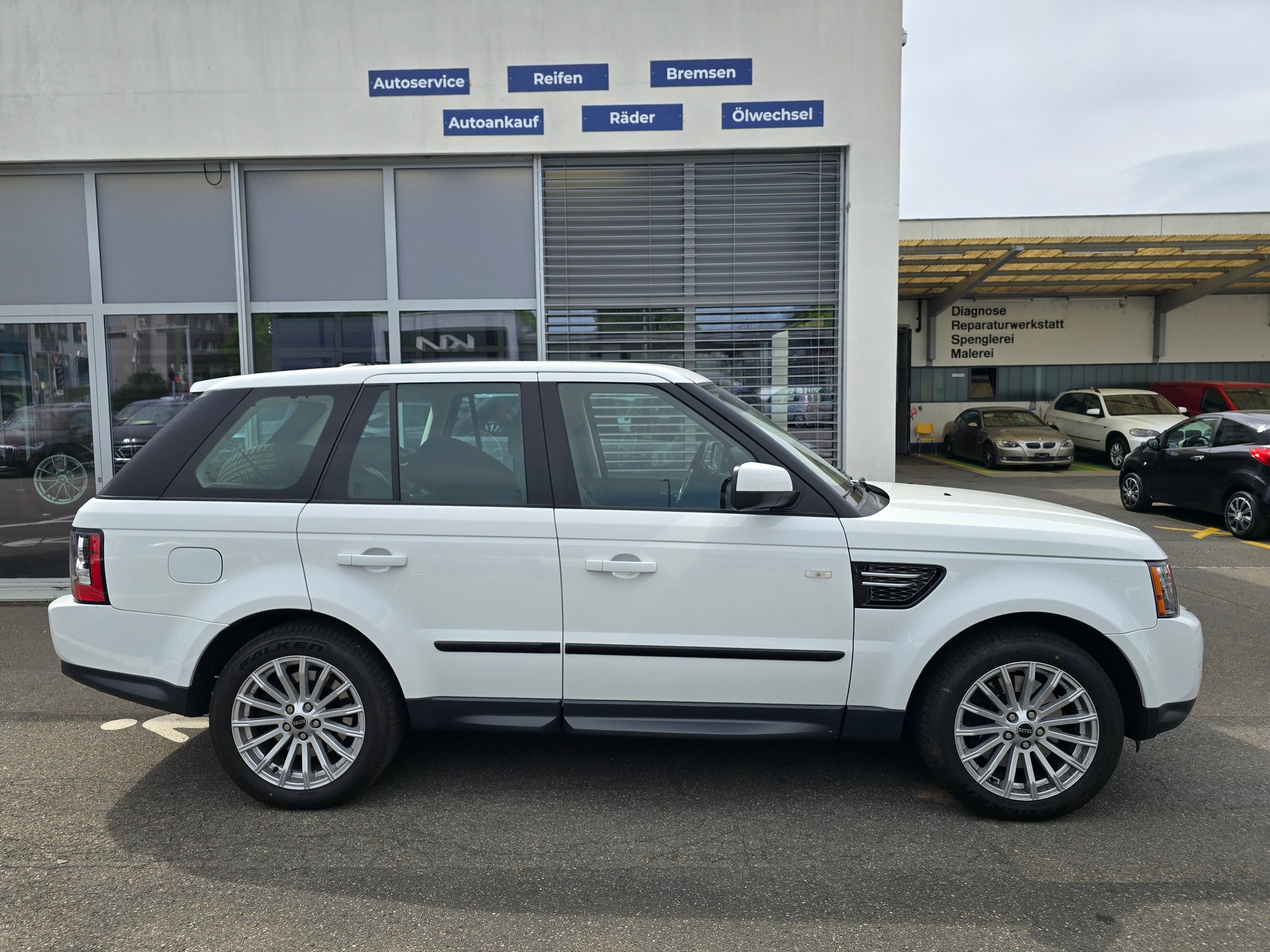 LAND ROVER Range Rover Sport 3.0 TDV6 SE Automatic-image-6