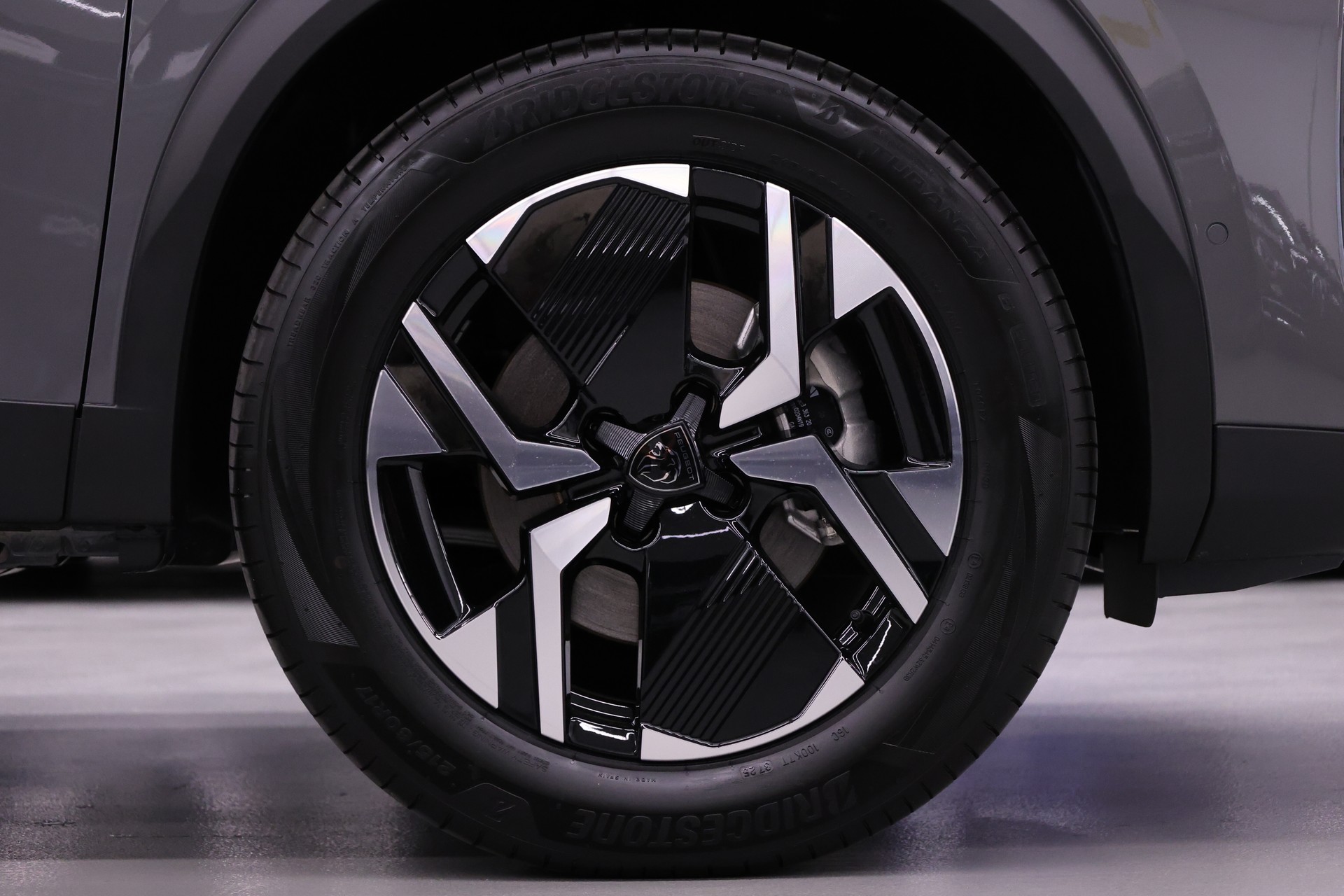PEUGEOT 2008 1.2 Hybrid 145 Allure Premium-image-11