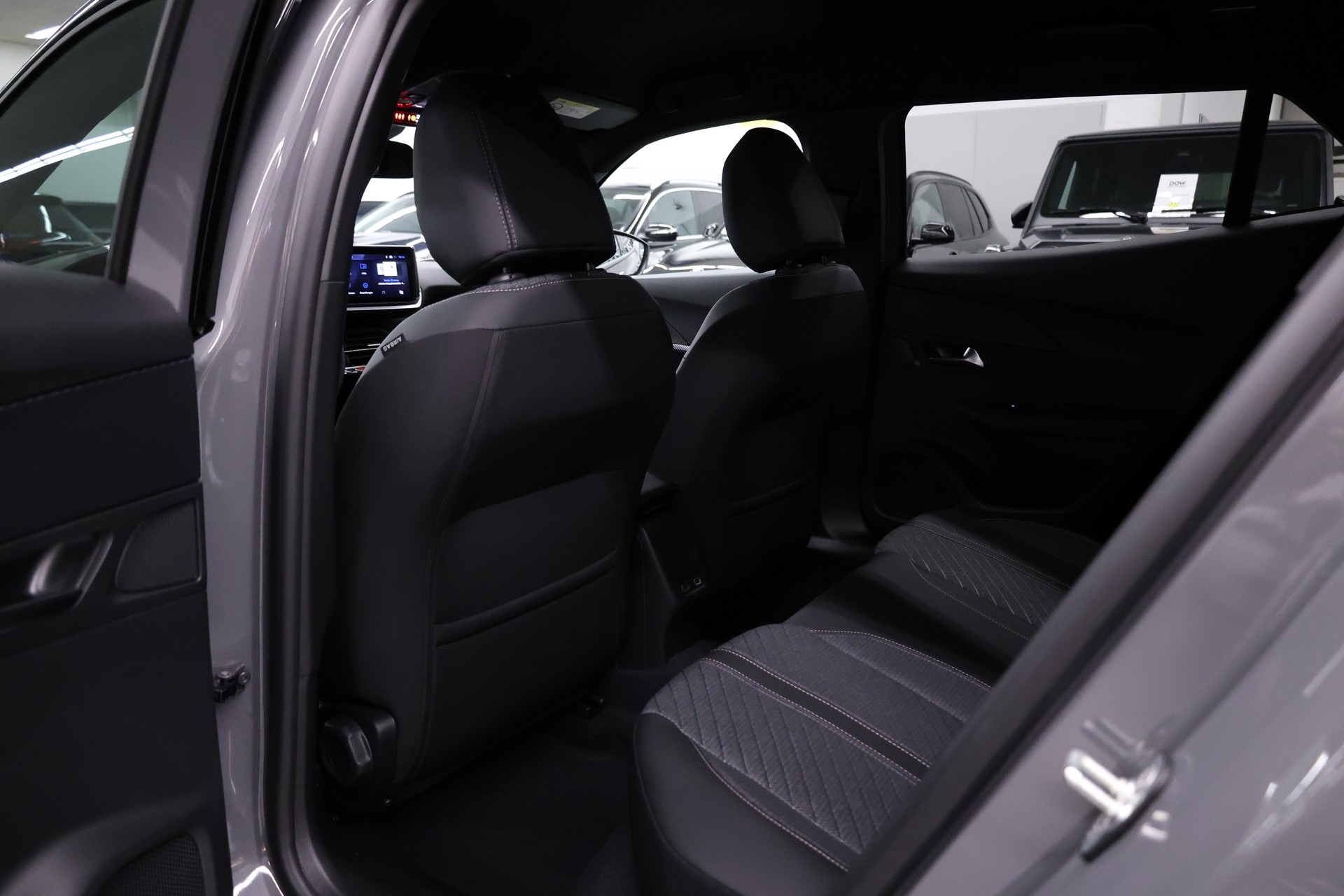 PEUGEOT 2008 1.2 Hybrid 145 Allure Premium-image-30