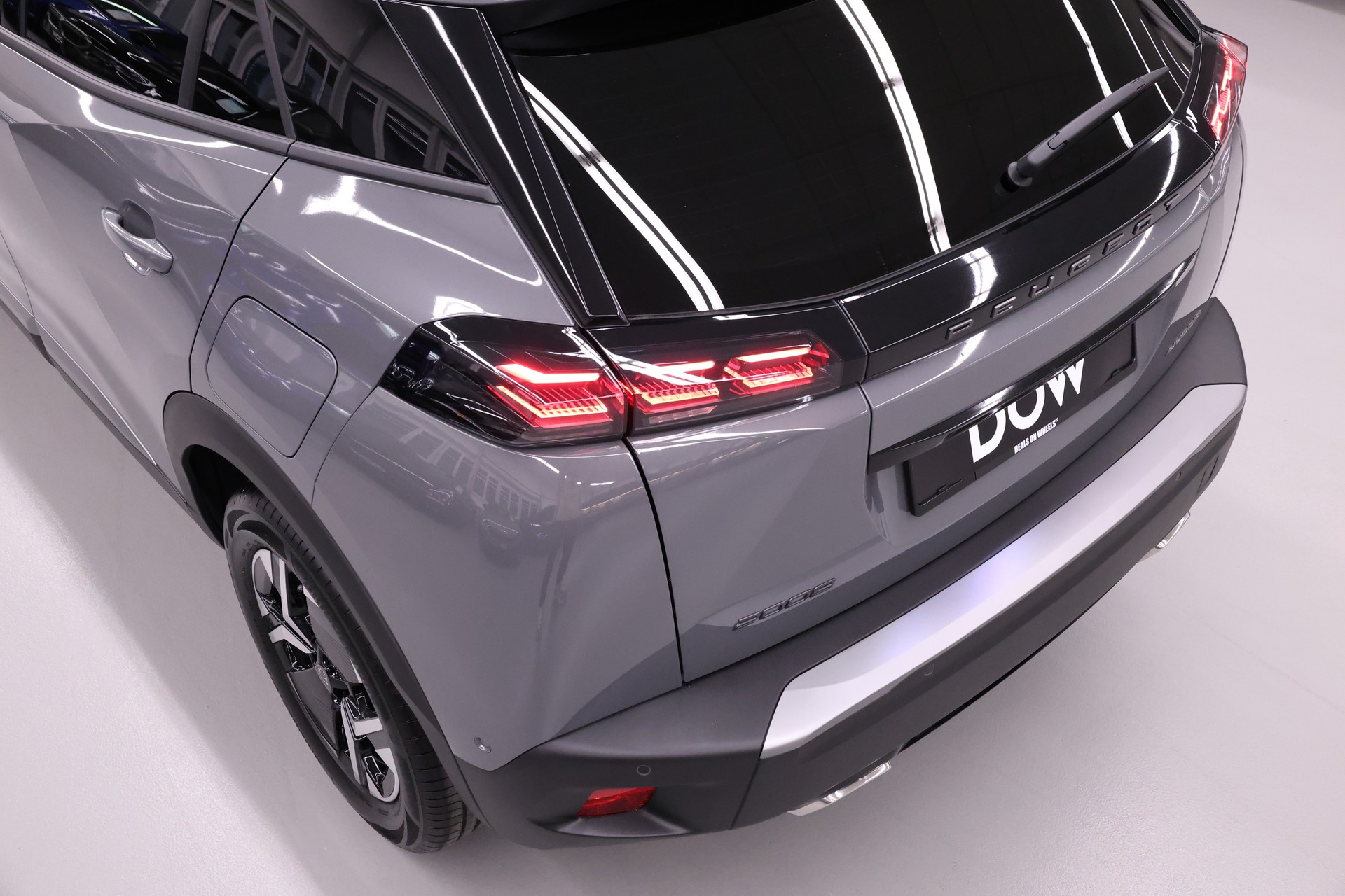 PEUGEOT 2008 1.2 Hybrid 145 Allure Premium-image-9