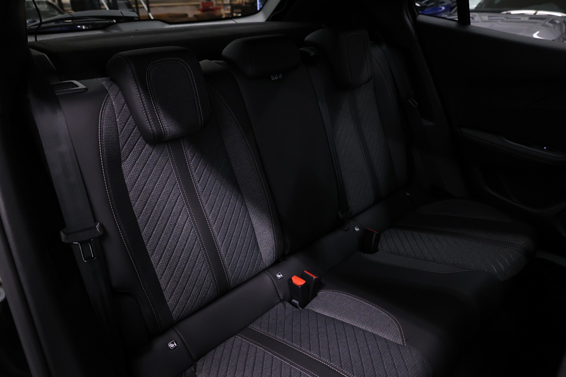 PEUGEOT 2008 1.2 Hybrid 145 Allure Premium-image-21
