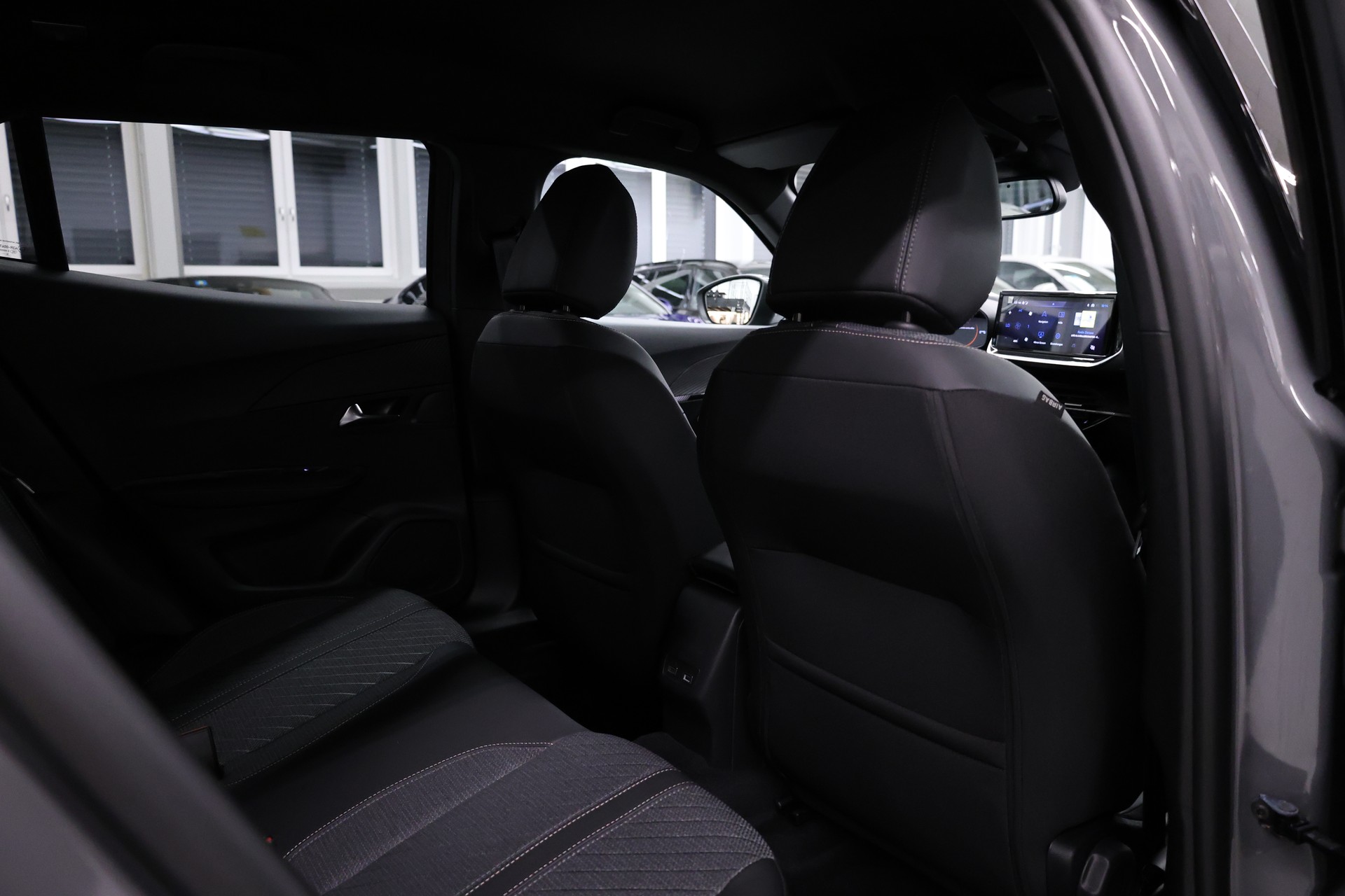 PEUGEOT 2008 1.2 Hybrid 145 Allure Premium-image-31