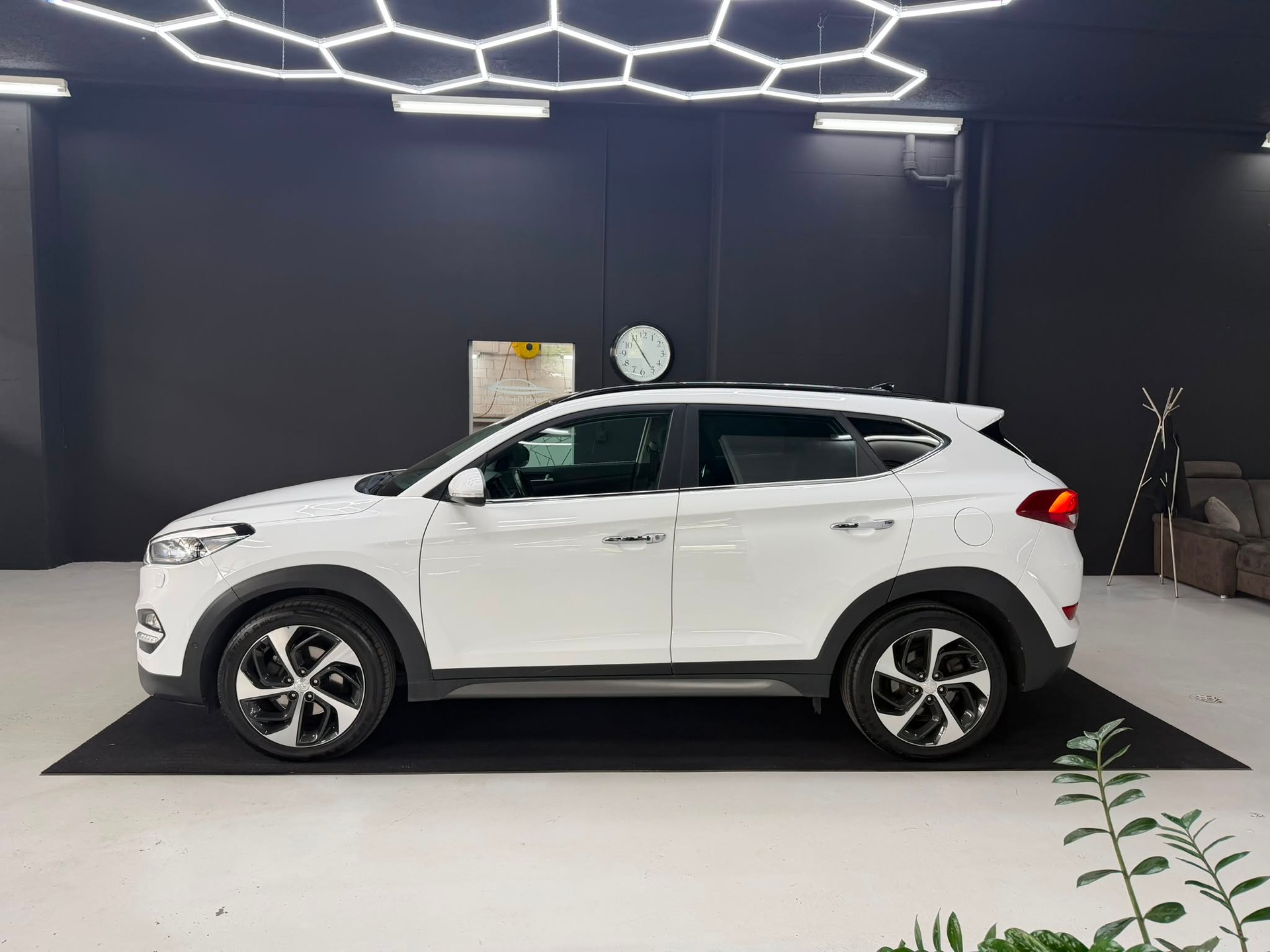 HYUNDAI Tucson 2.0 CRDI Launch Edition 4WD Automatic-image-3