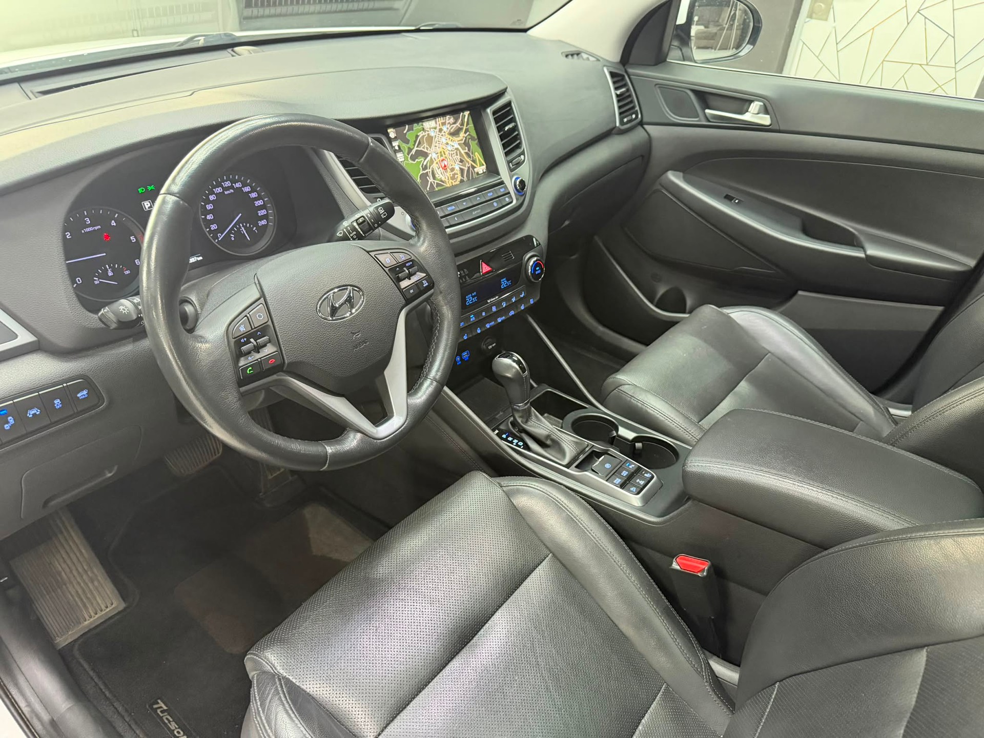 HYUNDAI Tucson 2.0 CRDI Launch Edition 4WD Automatic-image-5