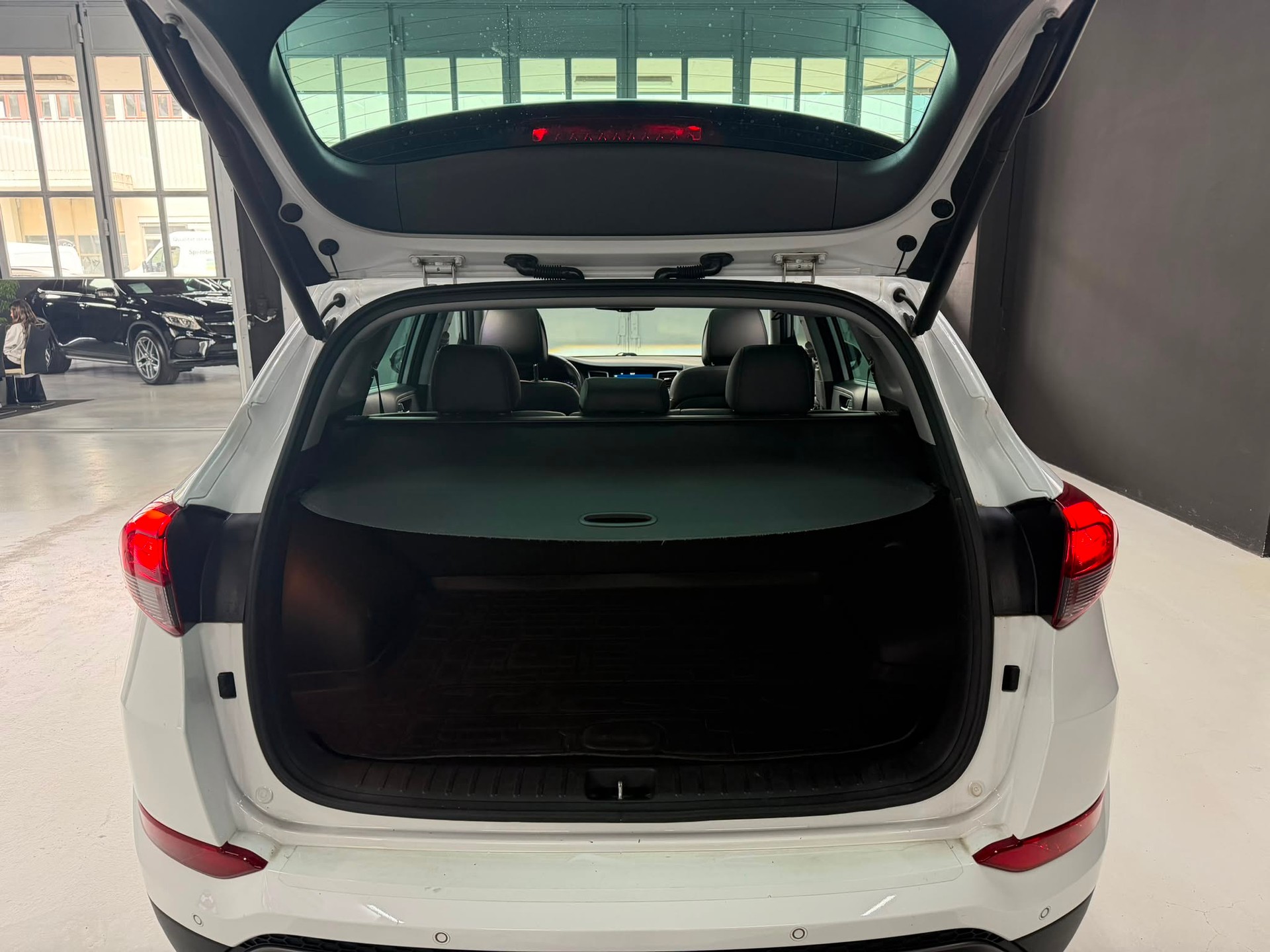 HYUNDAI Tucson 2.0 CRDI Launch Edition 4WD Automatic-image-14