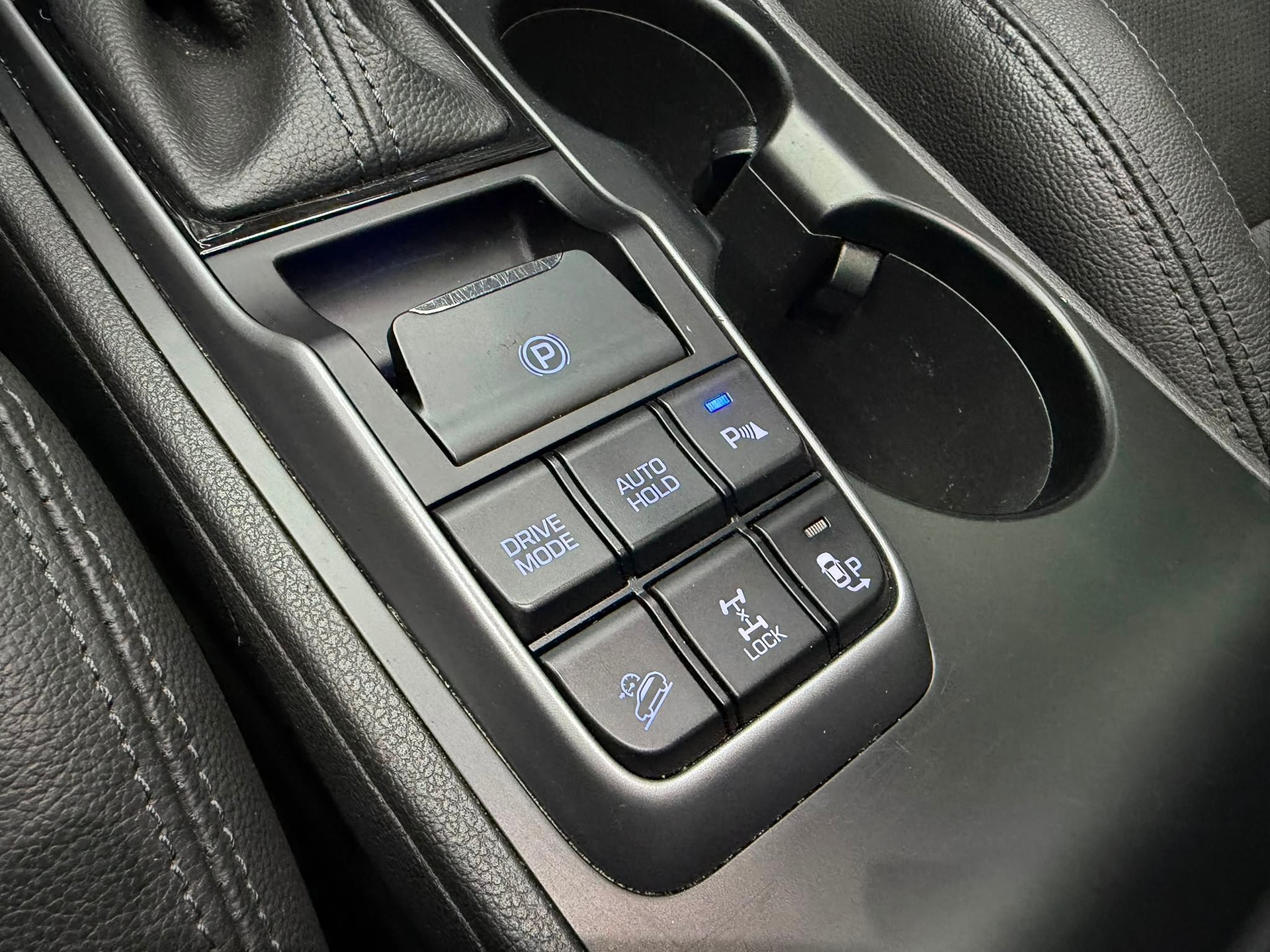 HYUNDAI Tucson 2.0 CRDI Launch Edition 4WD Automatic-image-10