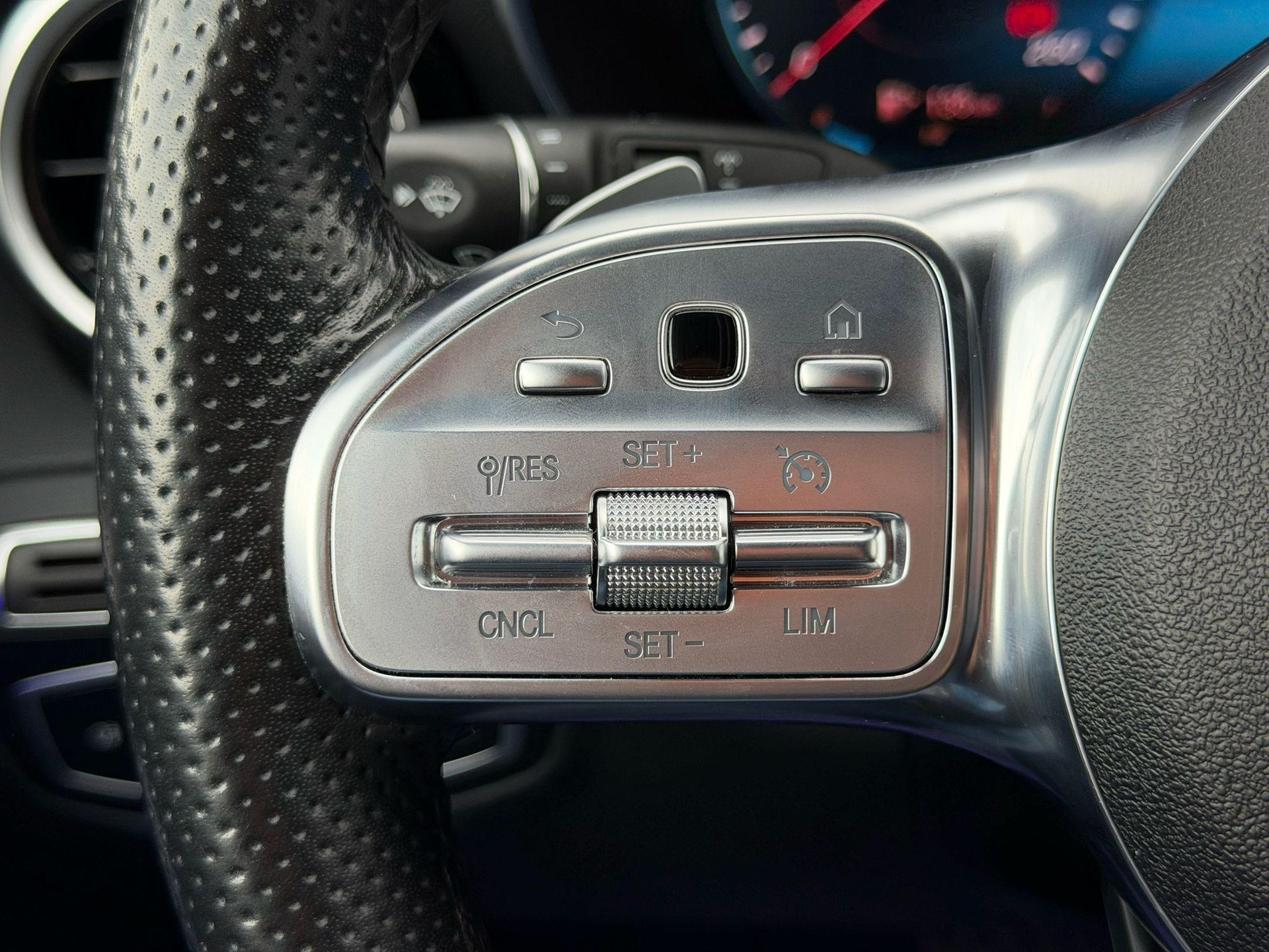 MERCEDES-BENZ C 200 Swiss Star AMG Line 4m Kombi-image-19