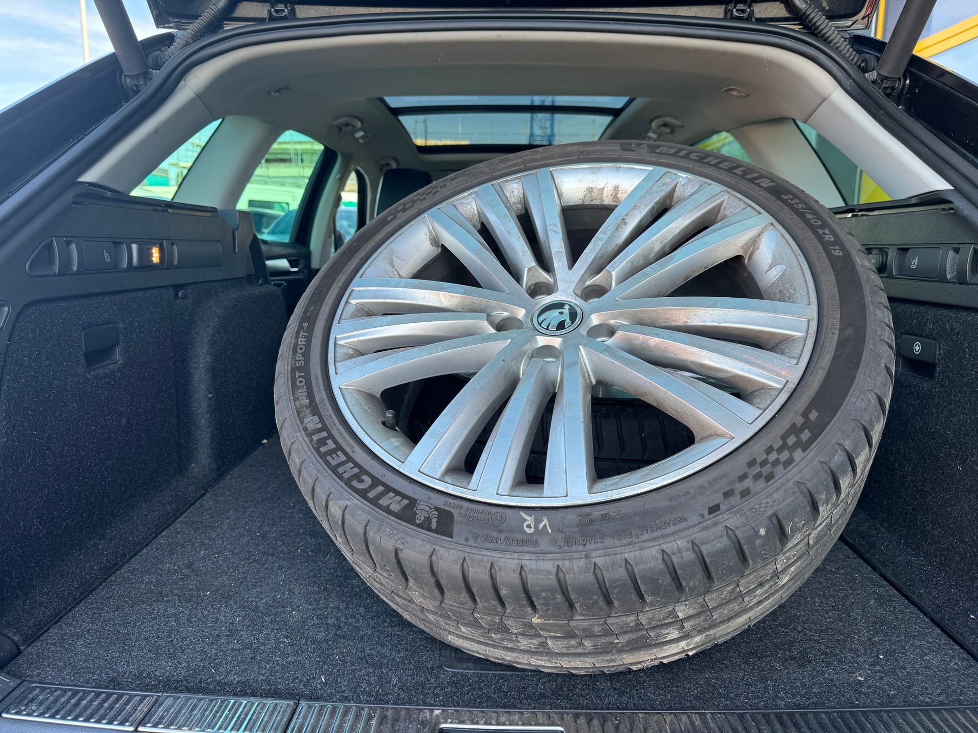SKODA Superb Combi 2.0 TDi Style 4x4 DSG-image-15