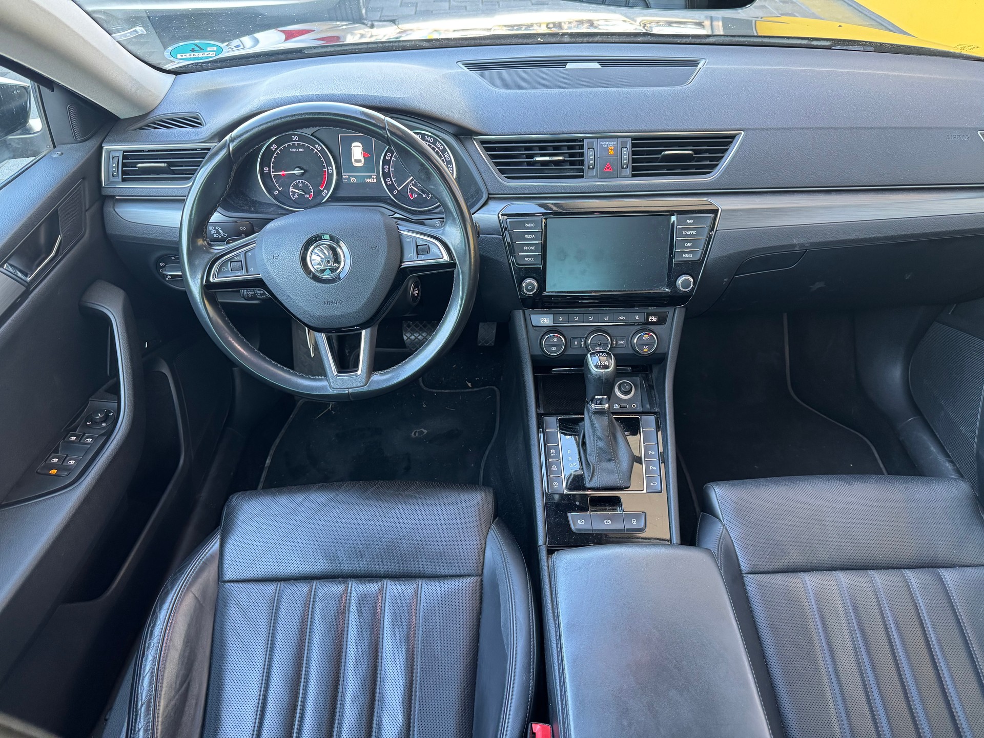 SKODA Superb Combi 2.0 TDi Style 4x4 DSG-image-12