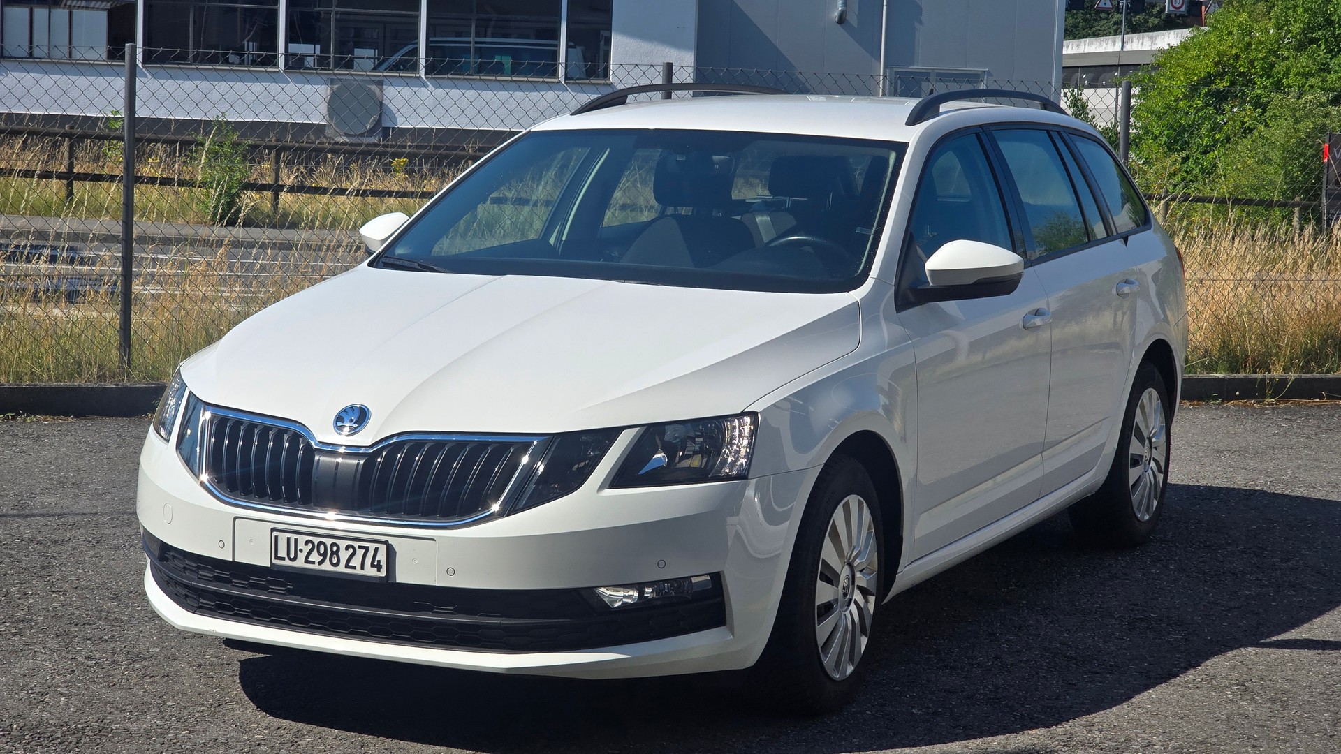 SKODA Octavia Combi 2.0 TDI Ambition *FRISCH AB MFK-image-0