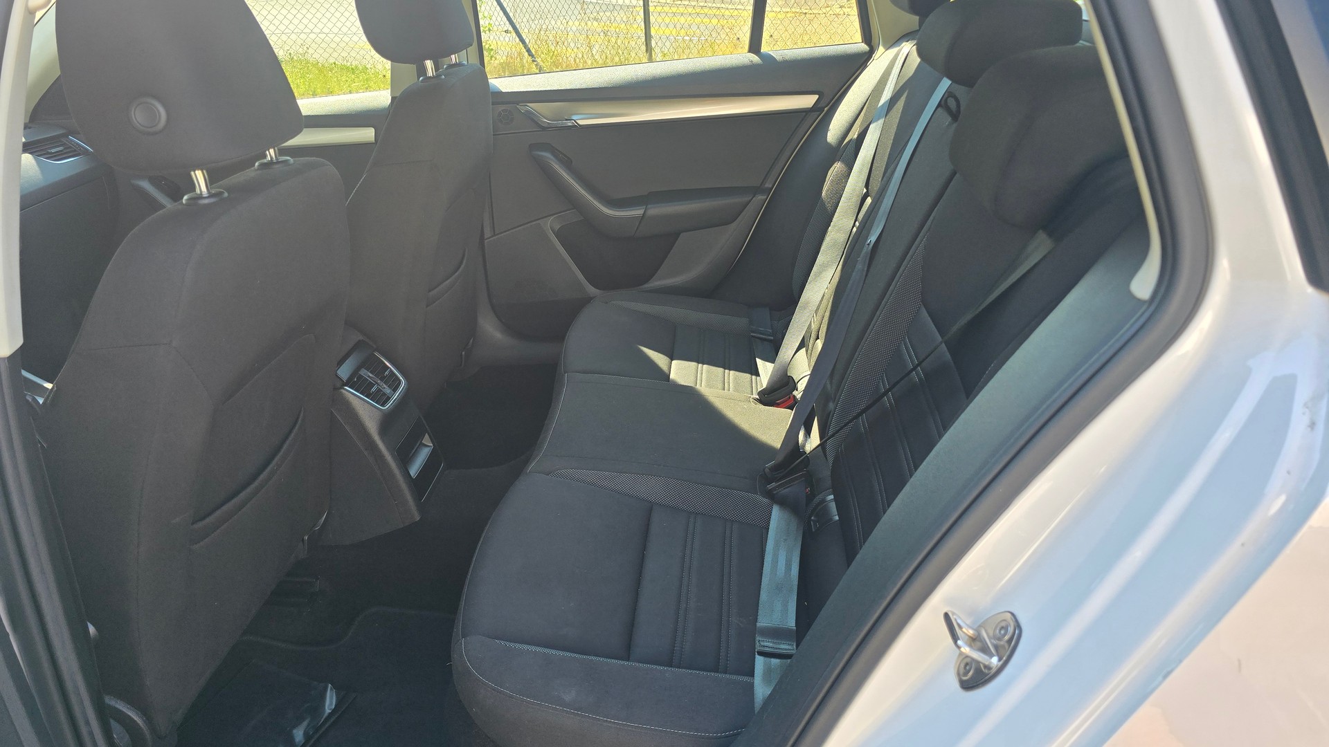 SKODA Octavia Combi 2.0 TDI Ambition *FRISCH AB MFK-image-8