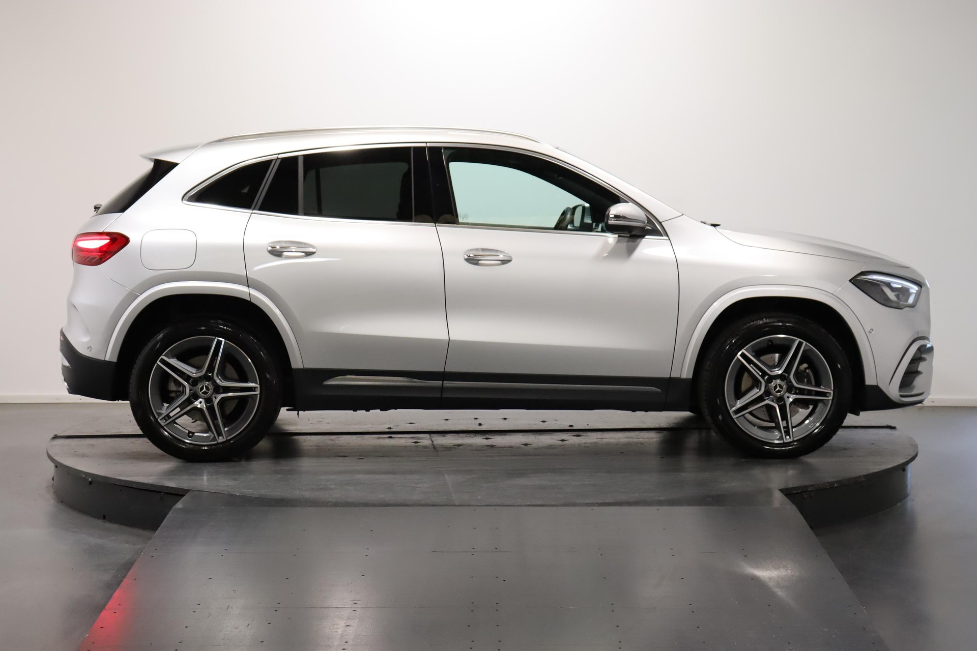 MERCEDES-BENZ GLA 250 e Progressive-image-3