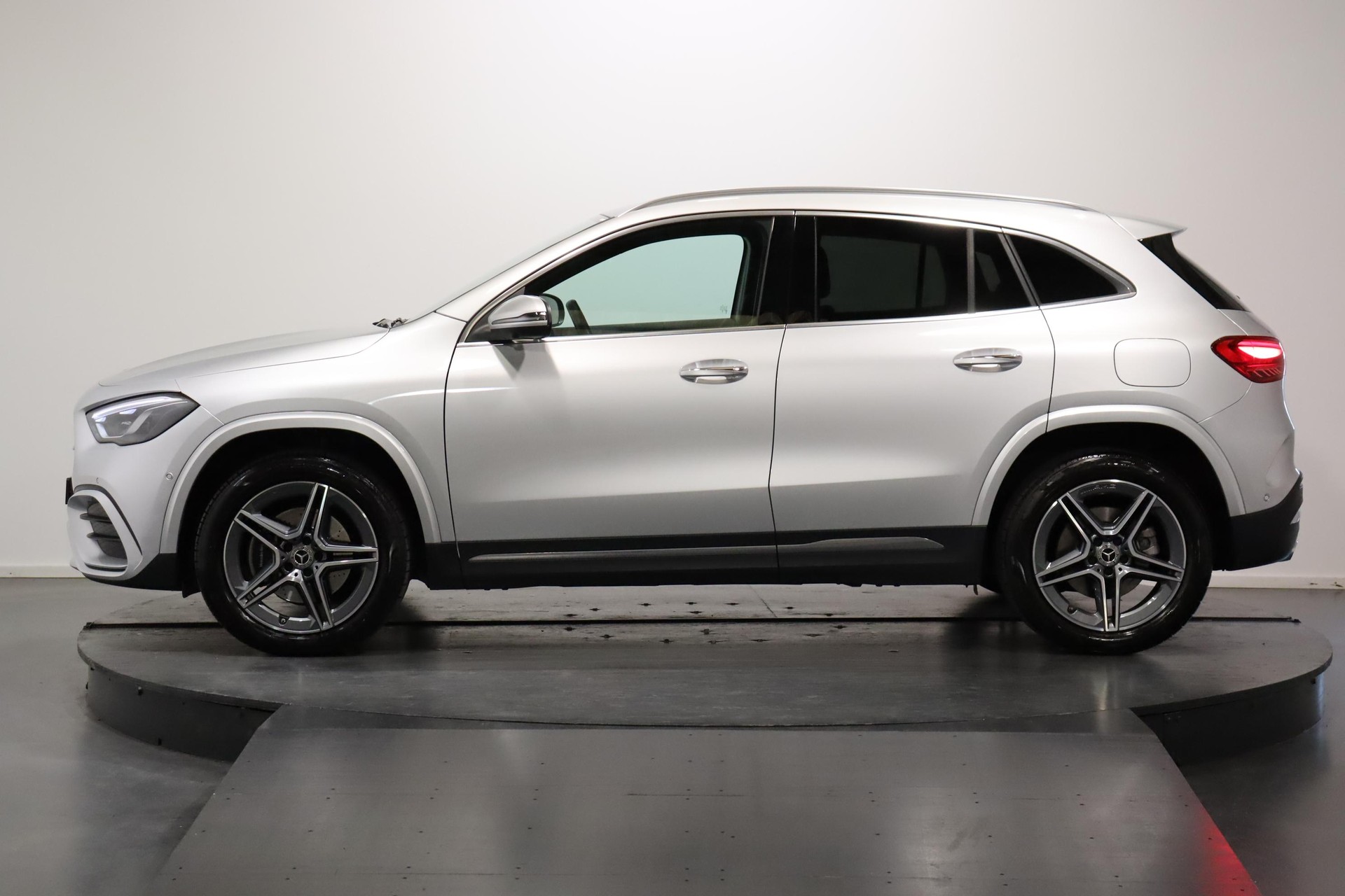 MERCEDES-BENZ GLA 250 e Progressive-image-2