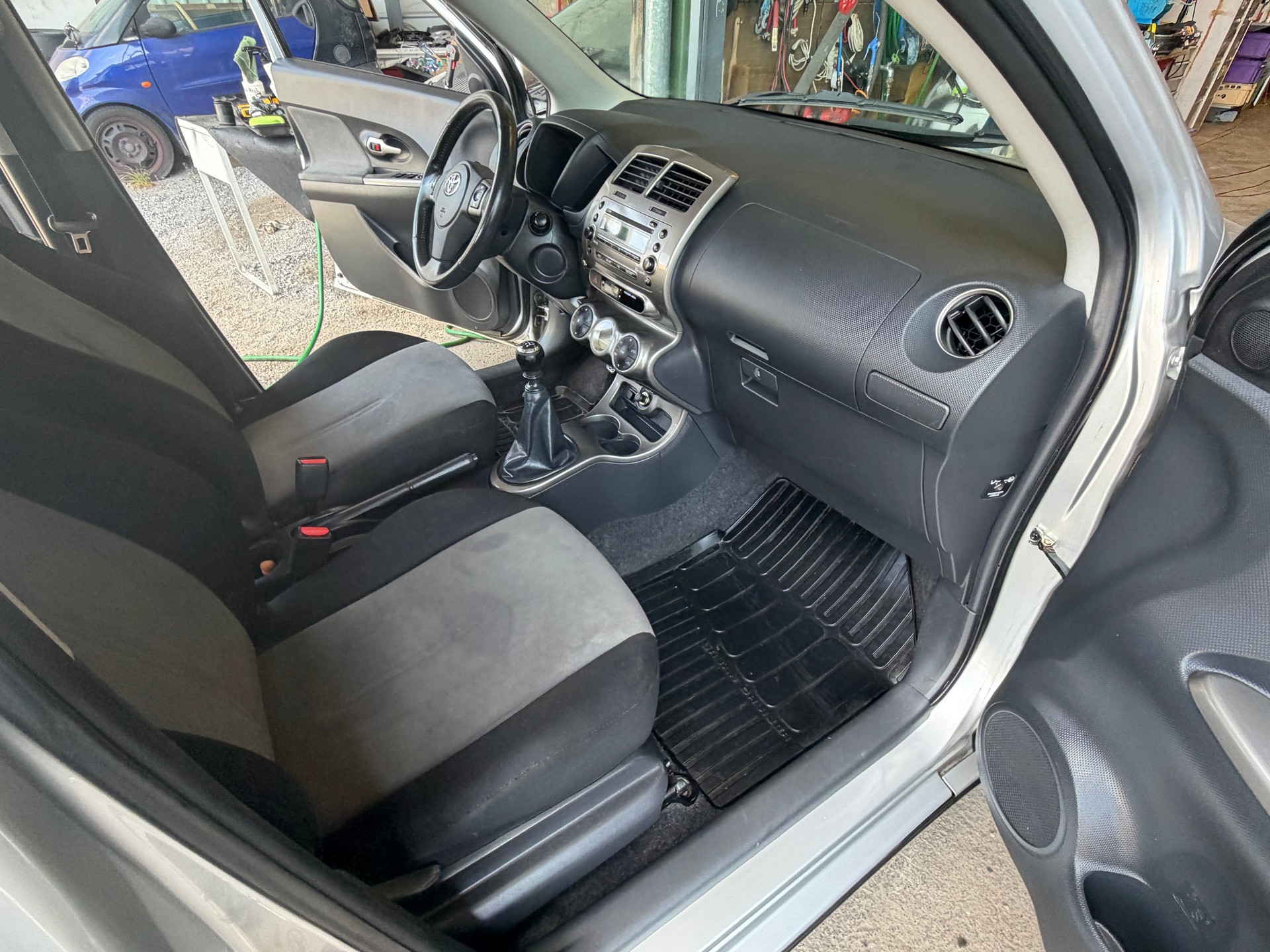 TOYOTA UrbanCruiser 1.4 D-4D Linea Sol 4WD-image-8